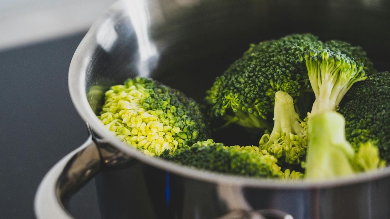 ബ്രൊക്കോളിയുടെ അകത്തും പുറത്തും നിരവധി അപകടകരമായ കാര്യങ്ങൾ മറഞ്ഞിരിക്കുന്നുണ്ട്. ഇത് ശരിയായ രീതിയിൽ വൃത്തിയാക്കിയില്ലെങ്കിൽ പല ആരോഗ്യ പ്രശ്നങ്ങൾക്കും കാരണമായേക്കും. (Image Credits: Pexels)

