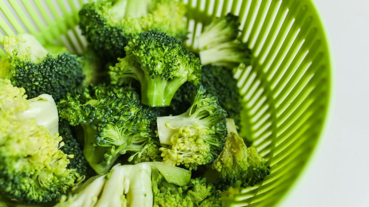 ബ്രൊക്കോളി വൃത്തിയിക്കാനായി ആദ്യം കുറച്ചു നേരം തണുത്ത വെള്ളത്തിൽ ഇട്ടുവയ്ക്കുക. കുർത്തിത്തത്തിന് ശേഷം അഴുക്കും മറ്റും നീക്കം ചെയ്യാൻ വെള്ളം ഉപയോഗിച്ച് വീണ്ടും കഴുകുകയും ചെറുതായൊന്ന് ഉരുമ്മുകയും ചെയ്യുക. (Image Credits: Pexels)
