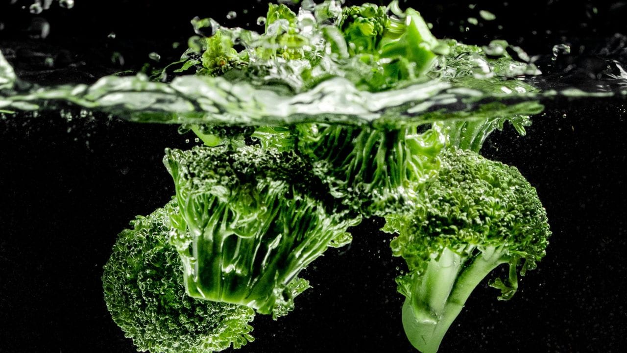 ബ്രൊക്കോളി വൃത്തിയാക്കാൻ വെജിറ്റബിൾ ബ്രഷ് ഉപയോഗിക്കുന്നതും നല്ലതാണ്. ഇവയുടെ ഇലകളും തണ്ടിന്റെ ഭാഗവും നീക്കം ചെയ്യാൻ വിട്ടുപോകരുത്. പാചകം ചെയ്യുന്നതിനുമുമ്പ് ഈർപ്പം കളയാനായി വൃത്തിയുള്ള തുണി ഉപയോഗിച്ച് തുടയ്ക്കാം. (Image Credits: Pexels)