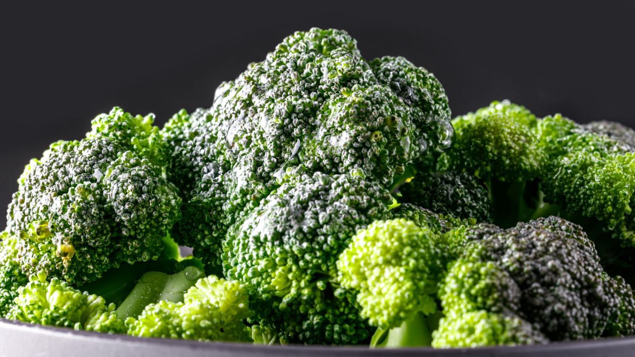 ചെറിയ പ്രാണികൾ മറഞ്ഞിരുപ്പുണ്ടോയെന്ന് ശ്രദ്ധാപൂർവം പരിശോധിക്കുക. ഉണ്ടെങ്കിൽ, ഉടനടി നീക്കം ചെയ്യുകയോ അൽപനേരം ഉപ്പുവെള്ളത്തിൽ മുക്കി വയ്ക്കുകയോ ചെയ്യാം. (Image Credits: Pexels)