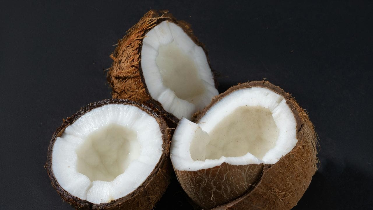 ചിരകിയെടുത്ത തേങ്ങയാണെങ്കിൽ ഒരു പരന്ന പാത്രത്തിലിട്ട് ഫ്രീസറിൽ സൂക്ഷിക്കാവുന്നതാണ്. തുടർന്ന്, അത് കട്ടിയായി കഴിയുമ്പോൾ പതിയെ അടർത്തിയെടുത്ത് ഫ്രീസർ ബാഗിലോ വായുകടക്കാത്ത പാത്രത്തിലോ സൂക്ഷിക്കാം. ഇങ്ങനെ ചെയ്താൽ ആറ് മാസം വരെ തേങ്ങ കേടാകാതിരിക്കും. (Image Credits: Pexels)
