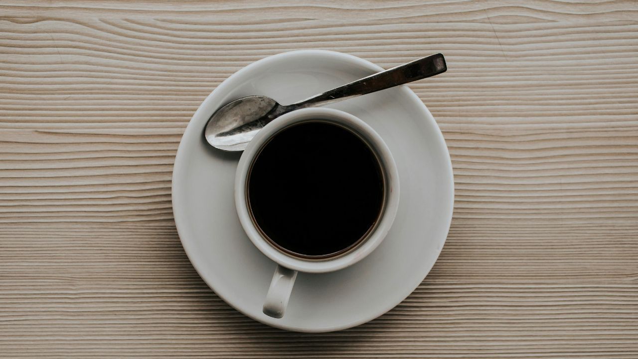 അതിനാൽ, വിശ്രമവും ഉറക്കവും പ്രോത്സാഹിപ്പിക്കുന്ന പോഷക സമ്പുഷ്ടമായതും എളുപ്പത്തിൽ ദഹിക്കുന്നതുമായ ഭക്ഷണങ്ങൾ വേണം പനിയുളളപ്പോൾ കഴിക്കാൻ. കാപ്പി, ചായ പോലുള്ള പാനീയങ്ങൾക്ക് പകരം ചൂടു വെള്ളമോ, കഞ്ഞി വെള്ളമോ ധാരാളം കുടിക്കുക. (Image Credits: Pexels)