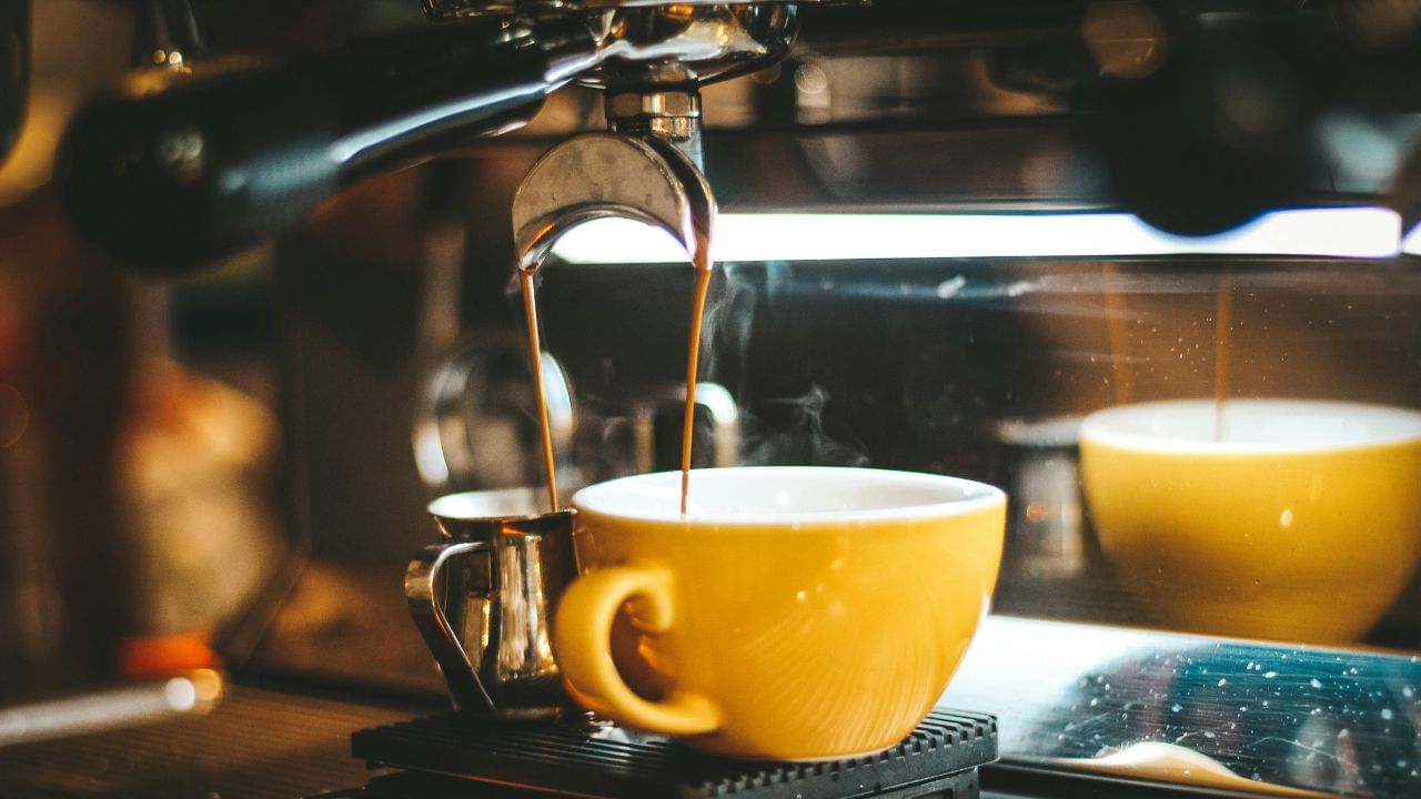 രോഗാവസ്ഥയിൽ വിശ്രമം വളരെ പ്രധാനമാണ്. എന്നാൽ, കഫൈൻ ശരീരത്തെ ഉണർന്നിരിക്കാൻ പ്രോത്സാഹിപ്പിക്കും. പനിയുള്ള സമയത്ത് നല്ലപോലെ ഉറങ്ങുന്നതാണ് ഏറ്റവും ഉചിതം. എന്നാൽ, കാപ്പി ഉൾപ്പടെയുള്ള ചില പാനീയങ്ങൾ കുടിക്കുമ്പോൾ ഇതിന് വിപരീതമാണ് സംഭവിക്കുക. (Image Credits: Pexels)