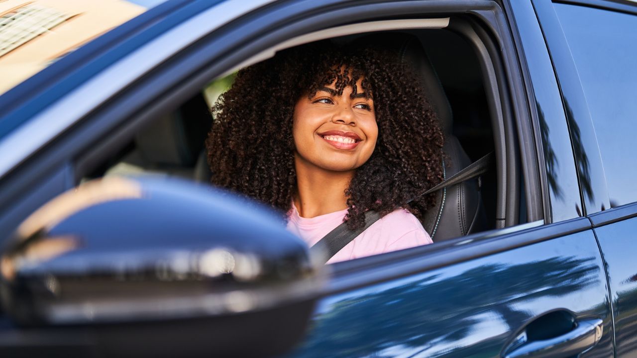 രാജ്യത്ത് ജിഎസ്ടി 2.0 പ്രഖ്യാപനമുണ്ടായതോടെ ഇന്ത്യന്‍ കാര്‍ വിപണിയിലും വമ്പന്‍ മാറ്റങ്ങളാണ് വന്നിരിക്കുന്നത്. ബജറ്റ് ഹാച്ച്ബാക്കുകള്‍ക്ക് മുതല്‍ പ്രീമിയം എസ് യു വികള്‍ വരെയുള്ള വാഹനങ്ങള്‍ക്ക് വിലകുറയും. 65,000 രൂപ മുതല്‍ 3.5 ലക്ഷം രൂപ വരെ ഉപഭോക്താക്കള്‍ക്ക് ലാഭിക്കാനാകുമെന്നാണ് വിവരം. മാരുതി സുസുക്കി, ടാറ്റ മോട്ടോഴ്‌സ്, ഹ്യുണ്ടായ്, മഹീന്ദ്ര, ടൊയോട്ട, സ്‌കോഡ, റെനോ, കിയ എന്നിവയുള്‍പ്പെടെയുള്ള പ്രമുഖ വാഹന നിര്‍മ്മാതാക്കള്‍ നികുതിയിളവുകള്‍ ഉപഭോക്താക്കള്‍ക്ക് നേരിട്ട് നല്‍കുന്നതിനായി തങ്ങളുടെ വിലകളില്‍ ക്രമീകരണം വരുത്തി. (Image Credits: Getty and Unsplash)