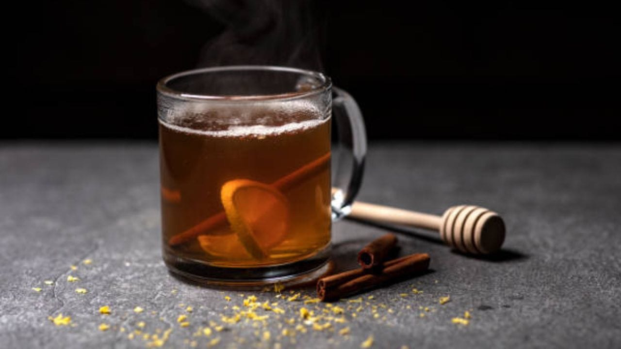 പേസ്റ്റ് ഒരു പാളിയായി പുരട്ടുക. മുഖക്കുരു സാധ്യതയുള്ള ഭാഗങ്ങളിൽ കൂടുതൽ പുരട്ടുക. എന്നാൽ നിങ്ങളുടെ ചുണ്ടുകൾക്കും കണ്ണുകൾക്കും ചുറ്റുമുള്ള ചർമ്മം ഒഴിവാക്കുക. കറുവപ്പട്ടയുടെ വീര്യം മൂലം ദീർഘനേരം വച്ചാൽ ചൊറിച്ചിലും പ്രകോപനപരമായ നീറ്റലും ഉണ്ടായേക്കാം. അതിനാൽ 15 മിനിറ്റിൽ കൂടുതൽ വയ്ക്കരുത്. (Image Credits: Getty Images)