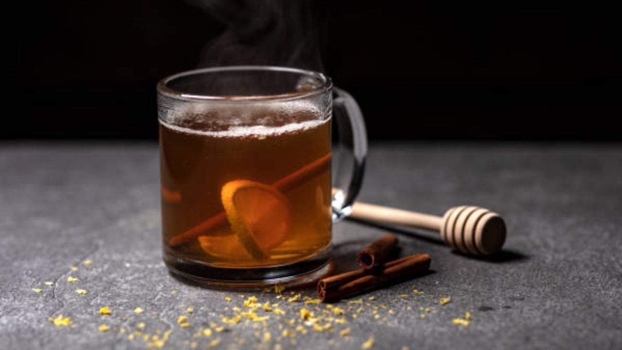 പേസ്റ്റ് ഒരു പാളിയായി പുരട്ടുക. മുഖക്കുരു സാധ്യതയുള്ള ഭാഗങ്ങളിൽ കൂടുതൽ പുരട്ടുക. എന്നാൽ നിങ്ങളുടെ ചുണ്ടുകൾക്കും കണ്ണുകൾക്കും ചുറ്റുമുള്ള ചർമ്മം ഒഴിവാക്കുക. കറുവപ്പട്ടയുടെ വീര്യം മൂലം ദീർഘനേരം വച്ചാൽ ചൊറിച്ചിലും പ്രകോപനപരമായ നീറ്റലും ഉണ്ടായേക്കാം. അതിനാൽ 15 മിനിറ്റിൽ കൂടുതൽ വയ്ക്കരുത്. (Image Credits: Getty Images)