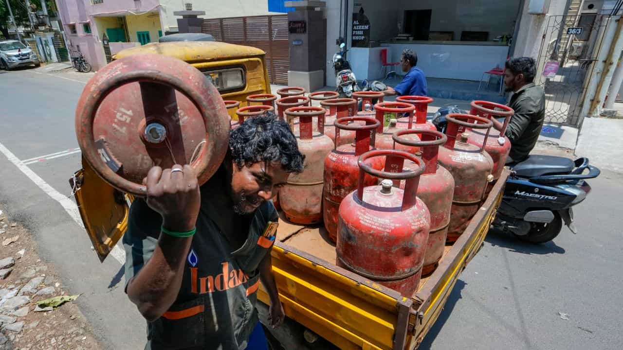 Commercial LPG Prices: പാചക വാതക വില കുറച്ചു; രണ്ടുമാസത്തിനിടെ കുറഞ്ഞത് 85 രൂപ, പുതിയ നിരക്ക് ഇന്ന് മുതൽ പ്രാബല്യത്തിൽ
