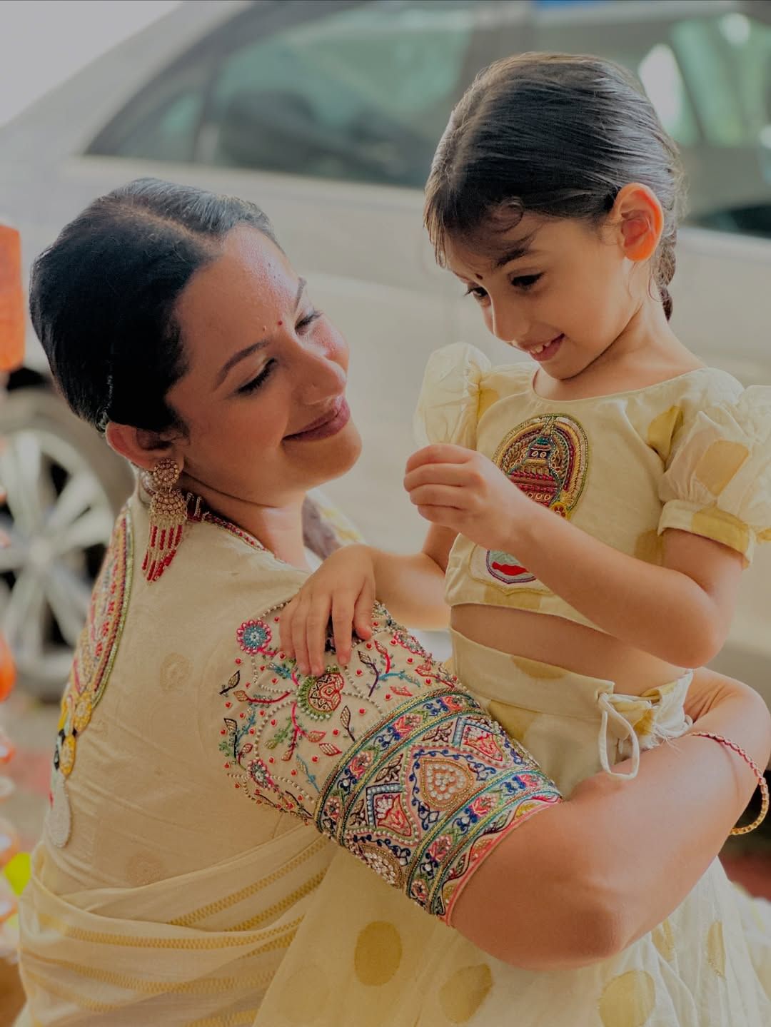 രണ്ട് ബേബിയായാൽ എല്ലാം കോംപ്രമൈസും ഷെയറും ചെയ്യേണ്ടി വരില്ലേ എന്നും സൗഭാ​ഗ്യ ചോദിക്കുന്നു . താൻ സിം​ഗിൾ ചൈൽഡാണെന്നും അതുകൊണ്ട് ആ തീരുമാനത്തിൽ ഉറച്ച് നിൽക്കുന്നു. ഒറ്റകുട്ടിയായി വളരുന്നത് അടിപൊളിയാണെന്നും സൗഭാ​ഗ്യ പറയുന്നു.