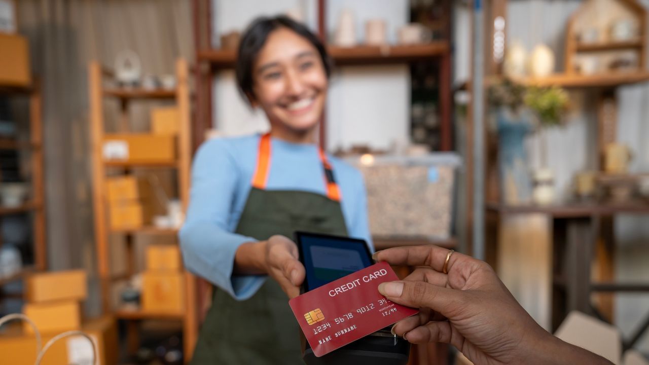 പണം മറ്റൊരാളുടേതാണെന്ന് നിങ്ങള്ക്ക് തെളിയിക്കാന് സാധിച്ചാലും വിശദീകരണം നല്കേണ്ടി വരും. അന്വേഷണവുമായി സഹകരിക്കുകയും പിഴയൊടുക്കുകയും വേണ്ടിവരും. യുപിഐ, എന്ഇഎഫ്ടി, ഐഎംപിഎസ് പോലുള്ള ട്രാക്ക് ചെയ്യാവുന്ന ബാങ്കിങ് സൗകര്യങ്ങള് വഴി ഇടപാടുകള് നടത്തുന്നതാണ് സുരക്ഷിതം. ക്രെഡിറ്റ് കാര്ഡ് കുടിശിക തീര്ക്കാനായി പണം വാങ്ങുകയോ നല്കുകയോ ചെയ്യുന്നത് ഒഴിവാക്കുക.