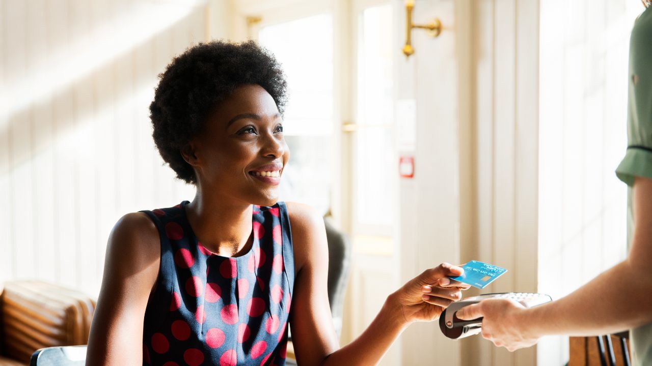 ഒരു സാമ്പത്തിക വര്ഷത്തില് 10 ലക്ഷം രൂപയില് കൂടുതലുള്ള ക്രെഡിറ്റ് കാര്ഡ് ചെലവുകളുടെ വിവരങ്ങള് ബാങ്കുകള് നികുതി അധികൃതരുമായി പങ്കിടുന്നു. ഒരു ലക്ഷം രൂപയില് കൂടുതല് പണമായി കാര്ഡ് ബില്ലുകള് അടയ്ക്കുന്ന വ്യക്തി തീര്ച്ചയായും സൂക്ഷ്മ പരിശോധനയ്ക്ക് വിധേയമാകും. ഇഎംഐകള് അടയ്ക്കുന്നതിനായി വലിയ തുകകള് നിങ്ങളുടെ അക്കൗണ്ടിലേക്ക് വന്നുകൊണ്ടിരിക്കുകയാണെങ്കില്, അതിന്റെ ഉറവിടം നിങ്ങള് വ്യക്തമാക്കേണ്ടതായി വരും.