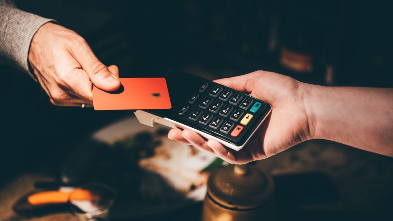 എന്നാല് ഇതൊരു ശീലമായാല് ഉണ്ടാകാന് പോകുന്ന ഭവിഷത്തുകളെ കുറിച്ചും നിങ്ങള് ബോധവാന്മാരായിരിക്കണം. പതിവായി ക്രെഡിറ്റ് കാര്ഡുകള് ഇത്തരത്തില് ഉപയോഗിക്കപ്പെടുന്നത് നിങ്ങളില് നിന്ന് നികുതി ഈടാക്കുന്നതിന് വഴിവെക്കും. ഇടയ്ക്കിടെയുണ്ടാകുന്ന വലിയ വാങ്ങലുകള് നിങ്ങളെ അപകടത്തിലാക്കും.