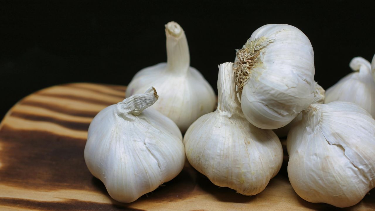 താരനും പേനും അകറ്റാൻ മികച്ചതാണ് വെളുത്തുള്ളി. അഞ്ചോ ആറോ വെളുത്തുള്ളി അരച്ചെടുത്ത ശേഷം അതിലേക്ക് രണ്ട് സ്പൂണ നാരങ്ങ നീര് കൂടി ചേർത്ത് ഇളക്കി യോജിപ്പിക്കുക. ഇനി ഇത് തലയോട്ടിയിൽ പുരട്ടി നന്നായി മസാജ് ചെയ്ത ശേഷം അര മണിക്കൂർ കഴിഞ്ഞ് കഴുകി കളയാം. (Image Credits: Pexels)
