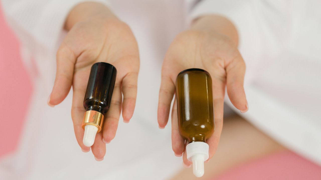 രാത്രി ഉറങ്ങുന്നതിന് മുമ്പ് അൽപം ടീ ട്രീ ഓയിൽ തലയിൽ പുരട്ടി നന്നായി മസാജ് ചെയ്ത ശേഷം പിറ്റേന്ന് രാവിലെ കഴുകി കളയുന്നതും താരന്റെ ശല്യം കുറയ്ക്കാൻ സഹായിക്കും. മുടി കഴുകിയ ശേഷം ചീപ്പ് ഉപയോഗിച്ച് പേനിനെ ചീകി കളയാൻ വിട്ടുപോകരുത്. (Image Credits: Pexels)