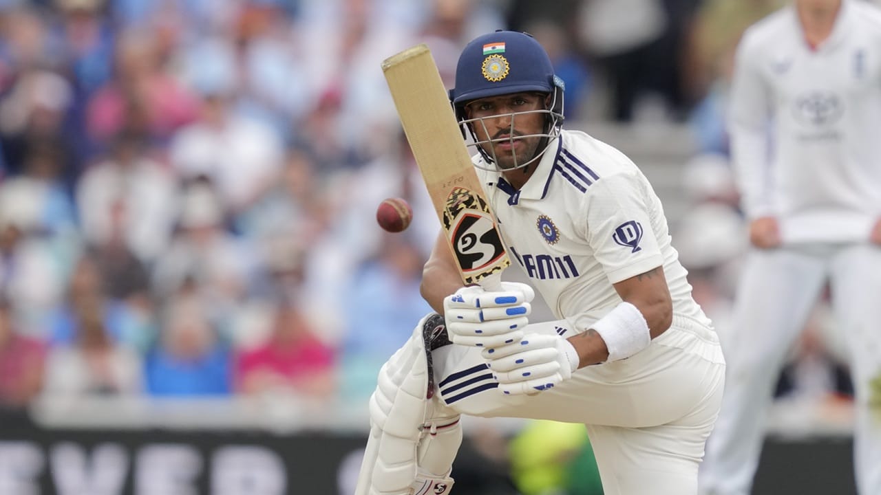 ഋഷഭ് പന്തിന്റെ അഭാവത്തില്‍ ധ്രുവ് ജൂറല്‍ പ്രധാന വിക്കറ്റ് കീപ്പറാകും. തമിഴ്‌നാട് താരം എന്‍. ജഗദീശനാണ് രണ്ടാം കീപ്പര്‍. ആഭ്യന്തര ക്രിക്കറ്റില്‍ പതിവായി മികച്ച പ്രകടനം പുറത്തെടുക്കുന്ന താരമാണ് ജഗദീശന്‍ (Image Credits: PTI)