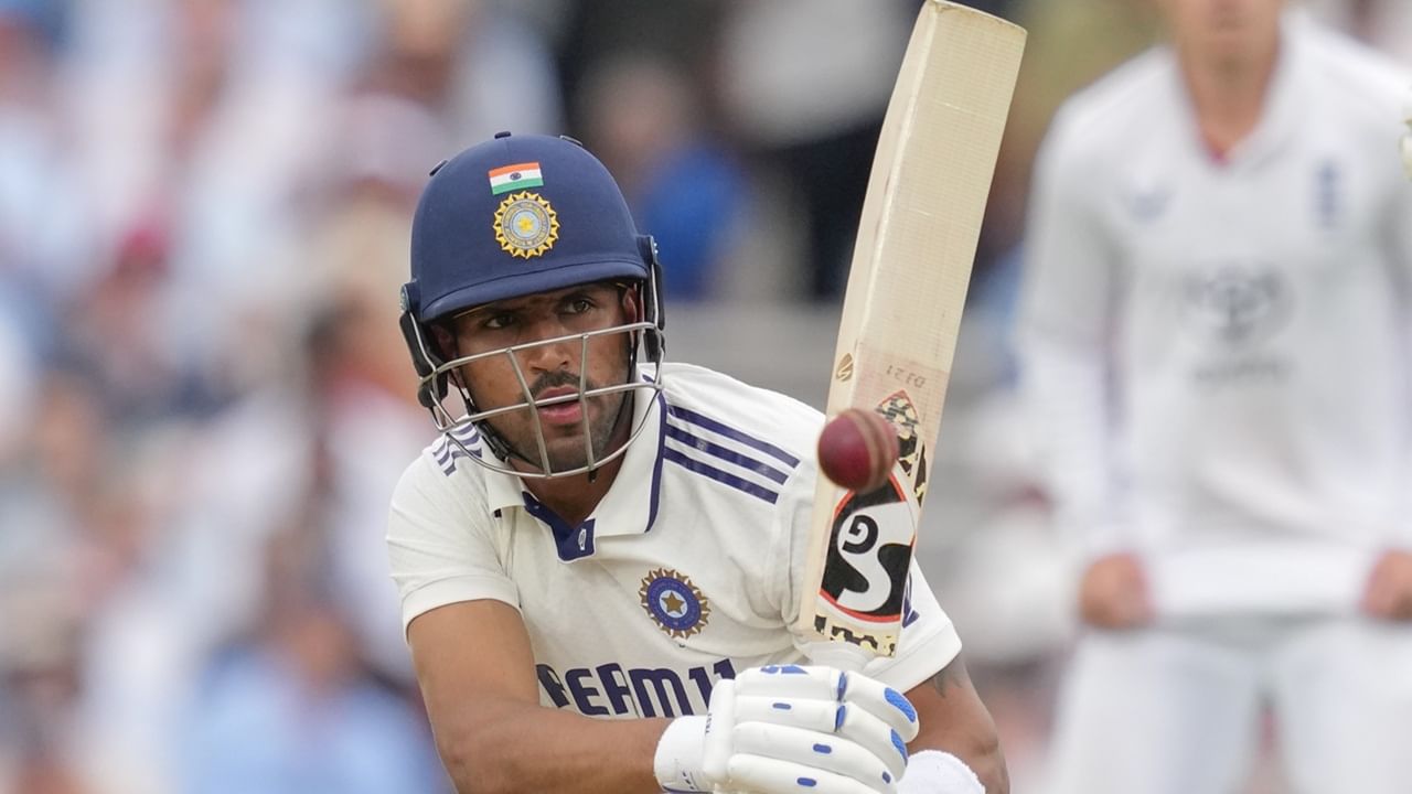 ധ്രുവ് ജൂറലാണ് വൈസ് ക്യാപ്റ്റന്‍. അഭിമന്യു ഈശ്വരൻ, എൻ ജഗദീശൻ, സായ് സുദർശൻ, ദേവദത്ത് പടിക്കൽ, ഹർഷ് ദുബെ, ആയുഷ് ബഡോണി, നിതീഷ് കുമാർ റെഡ്ഡി, തനുഷ് കൊടിയൻ, പ്രസീദ് കൃഷ്ണ, ഗുർനൂർ ബ്രാർ, ഖലീൽ അഹമ്മദ്, മാനവ് സുത്താർ എന്നിവരും ടീമിലിടം നേടി  (Image Credits: PTI)