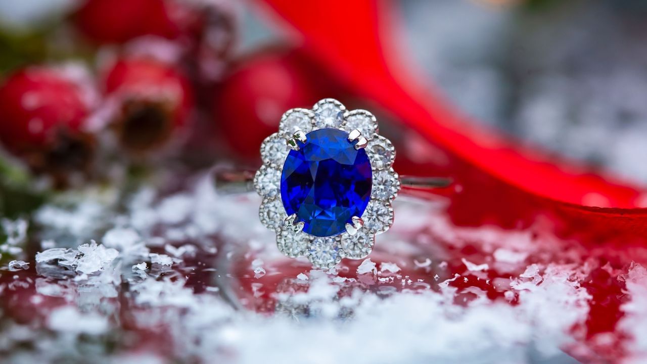 മാത്രമല്ല വജ്രത്തിന് ഒരു സ്ഥിരമായ വിപണി നിലവിലില്ല. സ്വര്‍ണത്തെ പോലെ സ്റ്റാന്‍ഡേര്‍ഡ് റേറ്റ് ഇല്ലാത്തതിനാല്‍ വില്‍പന സമയത്ത് നല്ല വില ലഭിക്കുമെന്ന കാര്യത്തില്‍ ഉറപ്പ് പറയാനാകില്ല.