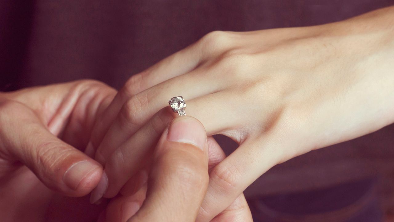 സ്വര്‍ണവിലയില്‍ കാര്യമായ കുതിപ്പ് സംഭവിച്ചപ്പോള്‍ വജ്രങ്ങളെ നിക്ഷേപമായി പരിഗണിക്കേണ്ടതുണ്ടോ എന്ന സംശയം പൊതുവേ ഉയര്‍ന്നു. എന്നാല്‍ കഴിഞ്ഞ രണ്ട് പതിറ്റാണ്ടായി വജ്രവില മാറ്റമില്ലാതെ തുടരുന്നത് ആശങ്കകള്‍ക്ക് വഴിവെക്കുന്നു. നിക്ഷേപം നടത്താന്‍ പോകുന്നവര്‍ മനസിലാക്കേണ്ട കാര്യം നിങ്ങളുടെ കൈവശമുള്ള സാധനം വില്‍ക്കാന്‍ പോകുമ്പോള്‍ എന്ത് ലഭിക്കും എന്നതിനെ കുറിച്ചാണ്. (Image Credits: Getty Images)

