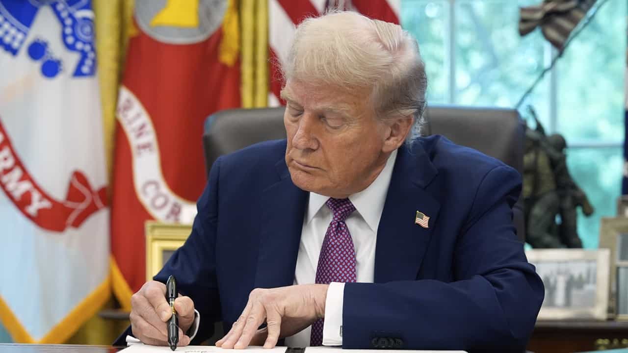 Donald Trump: ഗ്രീന്‍ലാന്‍ഡ് പദ്ധതിയെ അനുകൂലിച്ചില്ല; യൂറോപ്യന്‍ രാജ്യങ്ങള്‍ക്ക് മേല്‍ തീരുവ ചുമത്തി ട്രംപ്