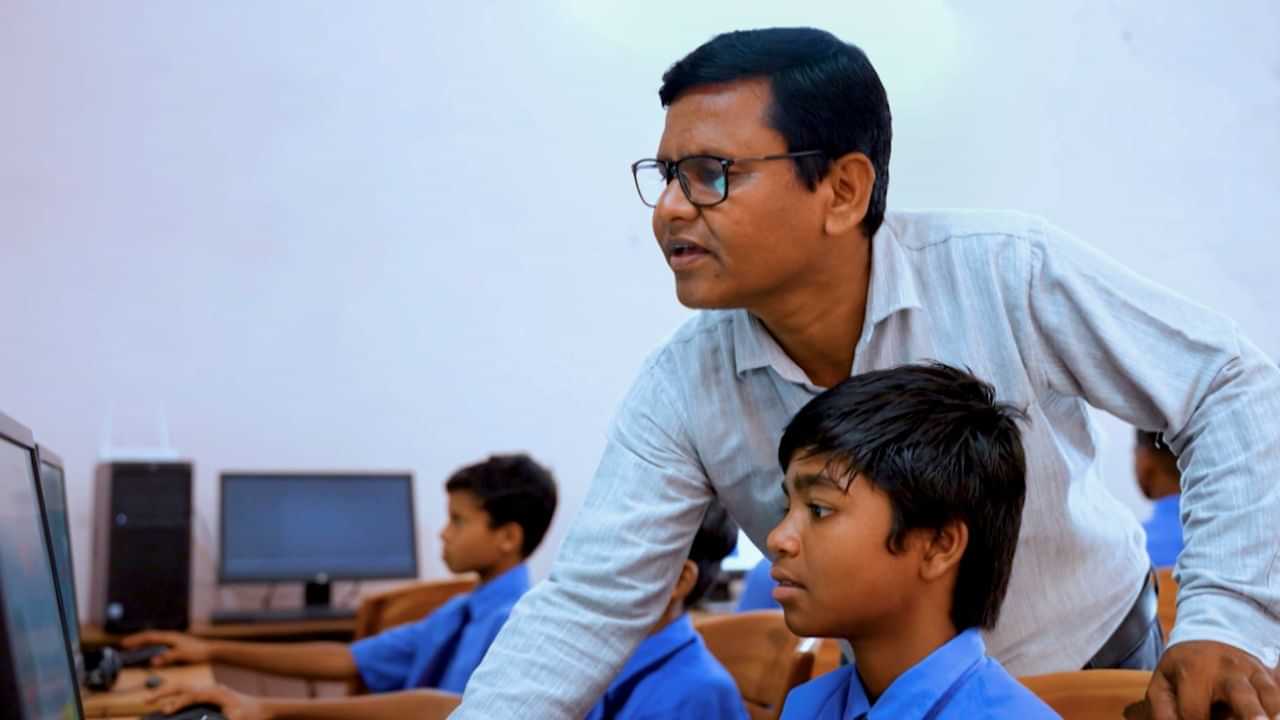 EMRS Recruitment 2025: അധ്യാപകർക്ക് മികച്ച അവസരം; ശമ്പളം 2 ലക്ഷം വരെ, കേന്ദ്ര സർക്കാരിൽ 7,267 ഒഴിവ്