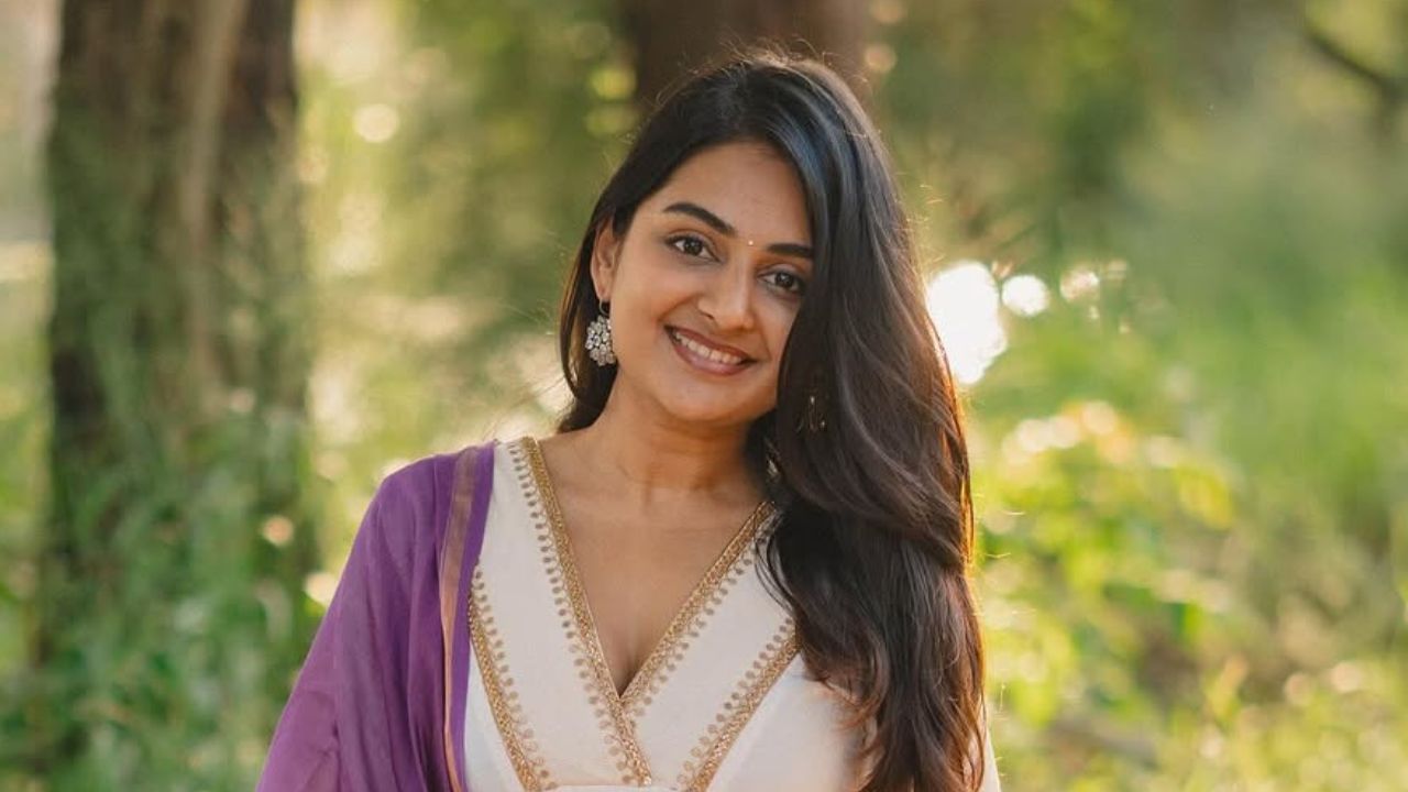 Esther Anil: ‘ആദ്യമായി മദ്യപിച്ച ദിവസം എഴുന്നേല്‍ക്കാന്‍ പറ്റാതെ അമ്മയെ വിളിച്ചു’; എസ്തർ അനിൽ