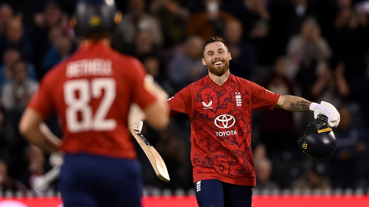 അന്ന് സഞ്ജു 47 പന്തില്‍ 111 റണ്‍സെടുത്തിരുന്നു. സൂര്യകുമാര്‍ യാദവ്-35 പന്തില്‍ 75, ഹാര്‍ദ്ദിക് പാണ്ഡ്യ-18 പന്തില്‍ 47, റിയാന്‍ പരാഗ്-13 പന്തില്‍ 34 എന്നിവരും ആ മത്സരത്തില്‍ തിളങ്ങിയിരുന്നു. ബംഗ്ലാദേശിനെ ഇന്ത്യ 133 റണ്‍സിന് തോല്‍പിക്കുകയും ചെയ്തു. ഇന്നലെ നടന്ന മത്സരത്തില്‍ 146 റണ്‍സിനാണ് ഇംഗ്ലണ്ട് ജയിച്ചത് (Image Credits: Getty)