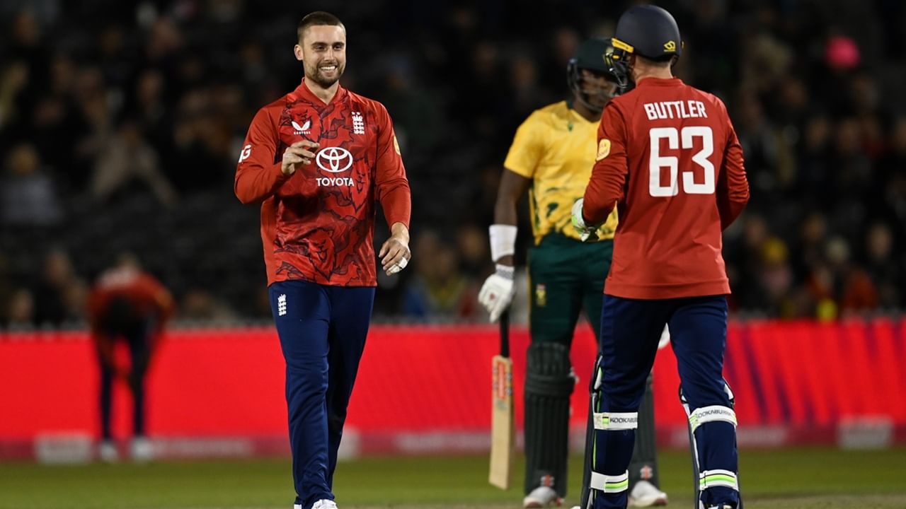 പ്രോട്ടീസ് 16.1 ഓവറില്‍ 158 റണ്‍സിന് പുറത്തായി. പുറത്താകാതെ 60 പന്തില്‍ 141 റണ്‍സെടുത്ത ഫില്‍ സാള്‍ട്ടാണ് ഇംഗ്ലണ്ടിന്റെ ടോപ് സ്‌കോറര്‍. ജോസ് ബട്ട്‌ലര്‍-30 പന്തില്‍ 83, ജേക്കബ് ബെഥല്‍-14 പന്തില്‍ 26, ഹാരി ബ്രൂക്ക്-പുറത്താകാതെ 21 പന്തില്‍ 41 എന്നിങ്ങനെയാണ് മറ്റ് ബാറ്റര്‍മാരുടെ പ്രകടനം (Image Credits: Getty)