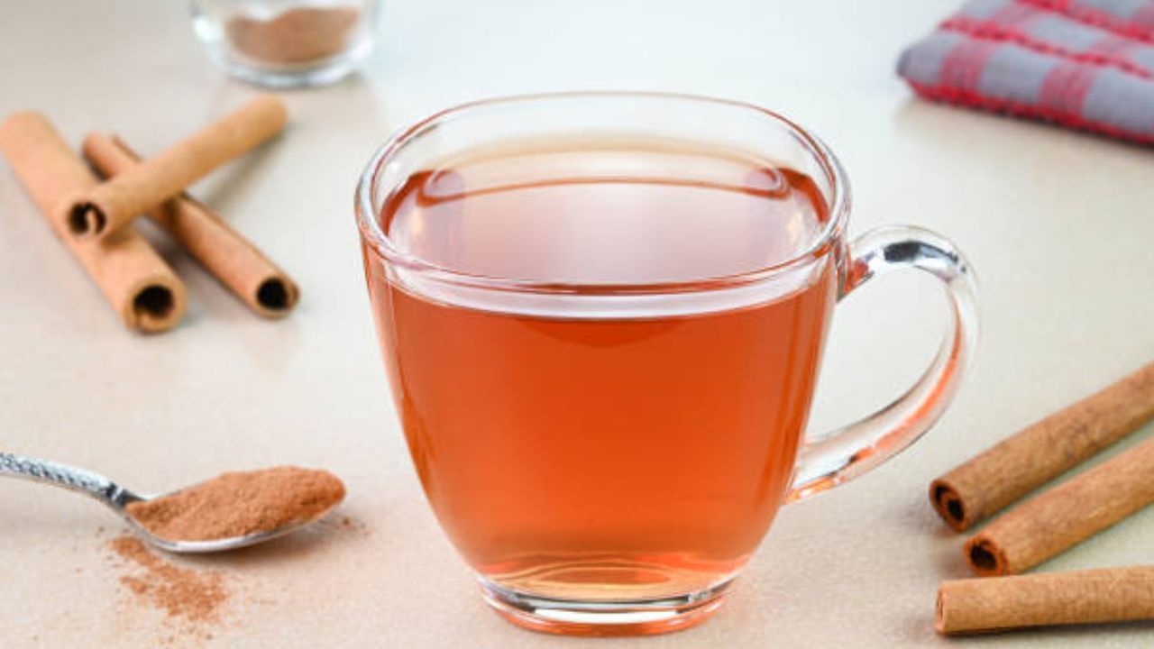 ചെറുചൂടുള്ള വെള്ളത്തിൽ മുഖം കഴുകുക. ചർമ്മത്തിൽ മൃദുവായി മസാജ് ചെയ്യുന്നതും നല്ലതാണ്. ശേഷം ഒരു മോയ്സ്ചറൈസർ ഇടാൻ മറക്കരുത്. നിങ്ങൾക്ക് ഈ മാസ്ക് ആഴ്ചയിൽ രണ്ടുതവണ ഉപയോഗിക്കാവുന്നതാണ്. ചർമ്മത്തിൽ പുരട്ടുന്നതിന് മുമ്പ് ഒരു പാച്ച് ടെസ്റ്റ് നടത്തുന്നത് അലർജിമൂലമുള്ള അസ്വസ്ഥകൾ ഇല്ലാതാക്കാൻ സഹായിക്കും. (Image Credits: Getty Images)