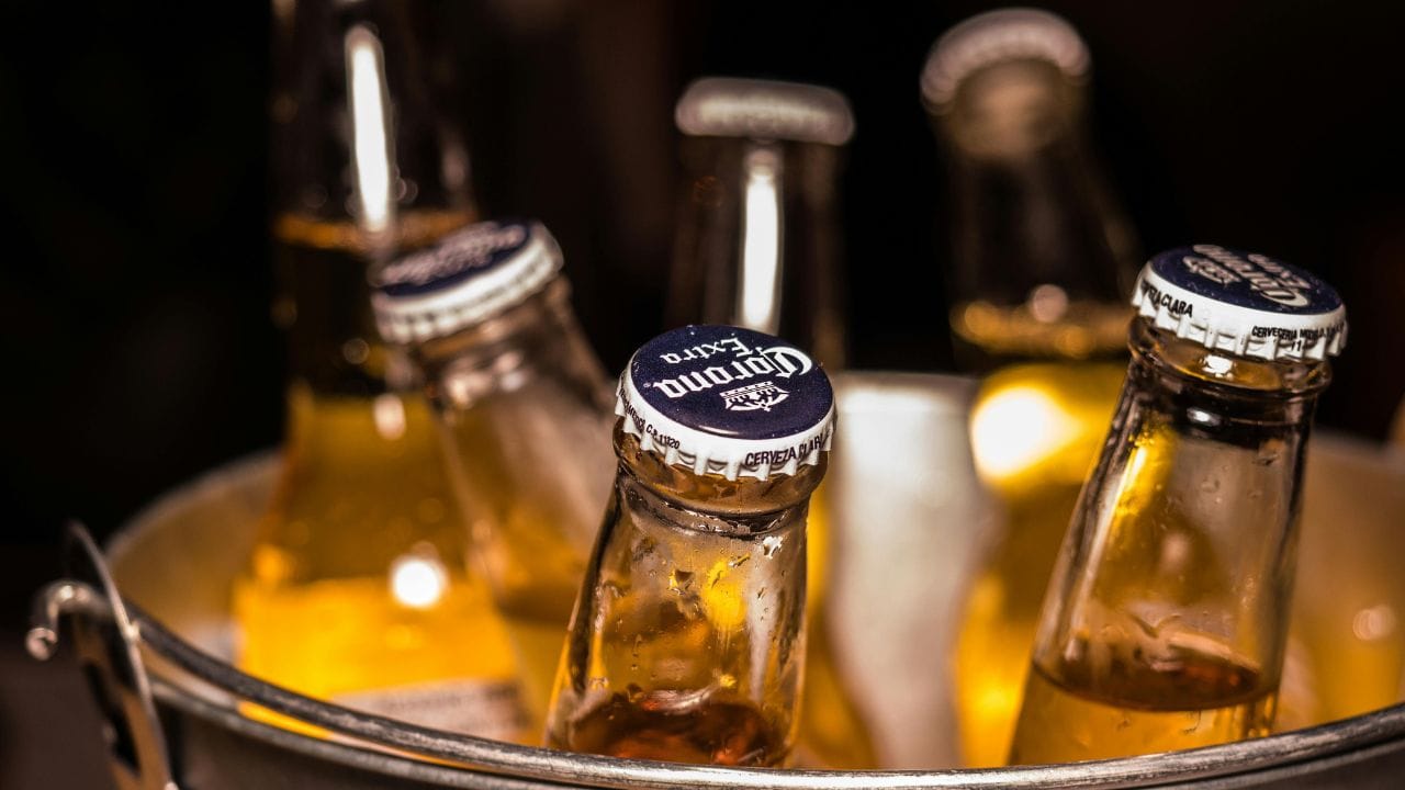 മദ്യപാനവും ചർമ്മത്തിന്റെ ആരോഗ്യത്തെ ബാധിക്കും. ഇത് ചർമ്മത്തിന് ആവശ്യമായ വിറ്റാമിൻ എയുടെ അളവ് കുറയ്ക്കുന്നു. മദ്യപാനം ചർമ്മത്തിന് മാത്രമല്ല മൊത്തത്തിലുള്ള ആരോഗ്യത്തിനും ഹാനികരമാണ്. അതിനാൽ, ആരോഗ്യമുള്ള ശരീരത്തിനും ചർമ്മത്തിനും മദ്യം പൂർണമായും ഒഴിവാക്കുക. (Image Credits: Pexels)