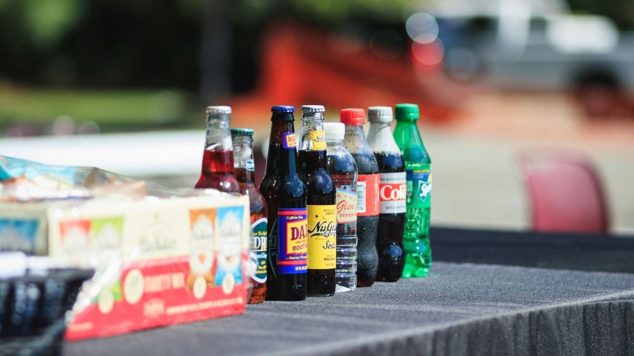 അടുത്തതായി സോഡയാണ്. ധാരാളം പഞ്ചസാരയും ഫോസ്ഫറിക് ആസിഡും അടങ്ങിയ സോഡ കുടിക്കുന്നത് രക്തത്തിലെ പഞ്ചസാരയുടെ അളവ് വർധിക്കാൻ കരണമാകുന്നതിനൊപ്പം ചർമ്മത്തിന്റെ ആരോഗ്യത്തെയും ബാധിക്കുന്നു. അതിനാൽ, ചർമ്മം തിളക്കമുള്ളതായും ആരോഗ്യകരമായും കാണപ്പെടണമെങ്കിൽ സോഡ പോലുള്ള പാനീയങ്ങൾ ഒഴിവാക്കുക. (Image Credits: Pexels)