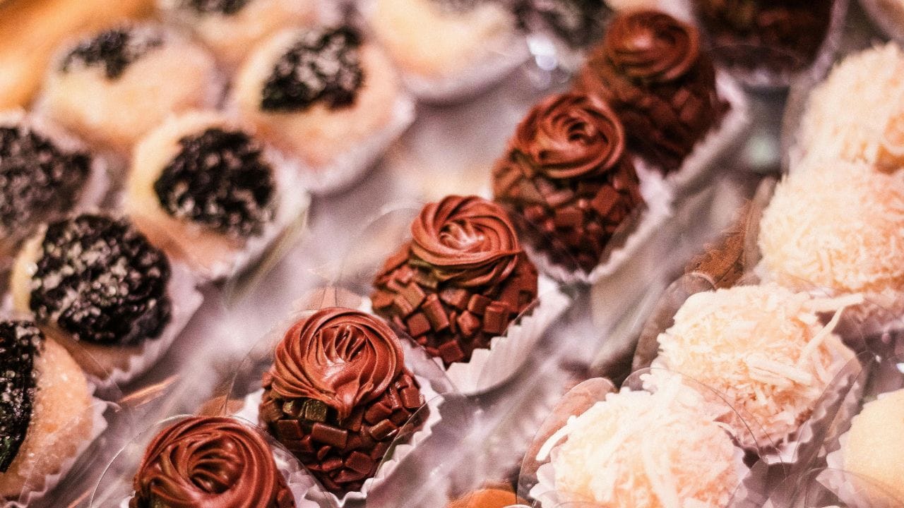 മധുരപലഹാരങ്ങൾ കഴിക്കുന്നതും ചർമ്മത്തിന് നല്ലതല്ല. ഉയർന്ന അളവിൽ പഞ്ചസാര അടങ്ങിയിട്ടുള്ള ഇവ കഴിക്കുന്നത് മുഖത്ത് ചുളിവുകൾ ഉണ്ടാകാൻ കാരണമാകും. അതിനാൽ, മുഖം ചെറുപ്പവും സുന്ദരവുമായി നിലനിൽക്കാൻ മധുരപലഹാരങ്ങളും പരമാവധി ഒഴിവാക്കുക. (Image Credits: Pexels)