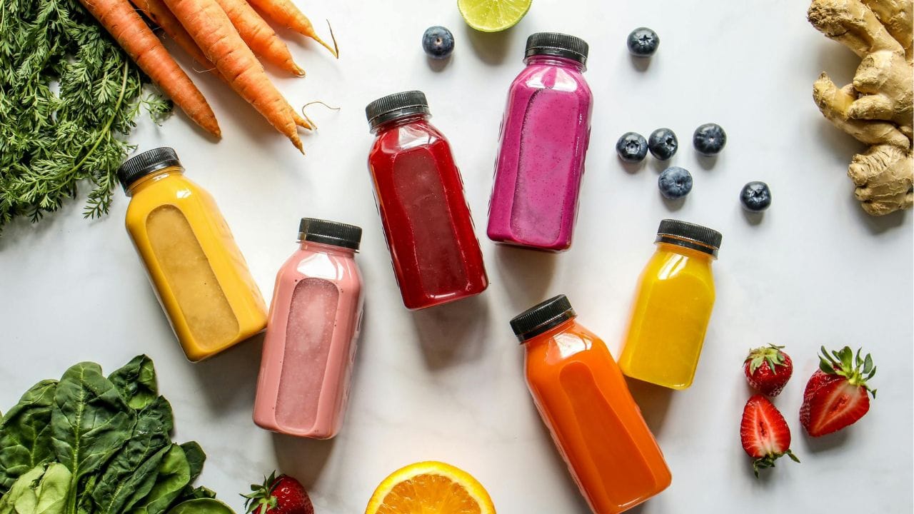 ഫ്രൂട്ട് ജ്യൂസുകൾ അഥവാ പഴച്ചാറുകൾ ആരോഗ്യത്തിന് നല്ലതാണെങ്കിലും പായ്ക്ക് ചെയ്തുവരുന്ന ജ്യൂസുകളിൽ ധാരാളം പഞ്ചസാര അടങ്ങിയിട്ടുണ്ട്. അതിനാൽ, ശരീരത്തെ ആരോഗ്യകരമായി നിലനിർത്താനും വാർദ്ധക്യത്തെ മന്ദഗതിയിലാക്കാനും പായ്ക്ക് ചെയ്ത ജ്യൂസിന് പകരം ഫ്രഷായ പഴങ്ങൾ കഴിക്കുക. (Image Credits: Pexels)