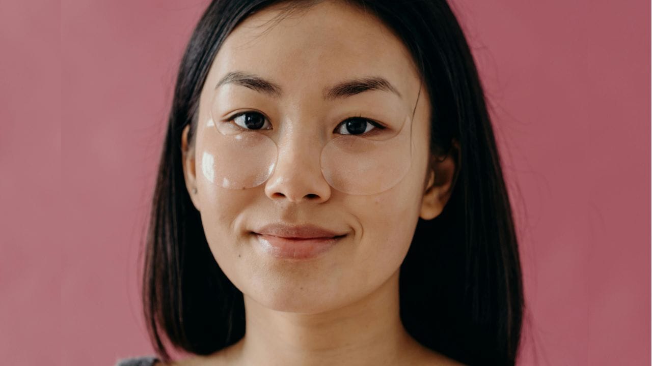 ചർമ്മം എപ്പോഴും ചെറുപ്പമായും ആരോഗ്യത്തോടെയും കാണപ്പെടാൻ പലരും വിവിധ ഉത്പന്നങ്ങളും പരിഹാരങ്ങളും ഉപയോഗിക്കാറുണ്ട്. എന്നാൽ, നമ്മൾ അറിഞ്ഞോ അറിയാതെയോ കഴിക്കുന്ന പല ഭക്ഷണങ്ങളും ചർമ്മത്തിന് ഹാനികരമാണ്. നമ്മൾ പതിവായി കഴിക്കുന്ന പല ഭക്ഷണങ്ങളും വാർദ്ധക്യ പ്രക്രിയയെ വേഗത്തിലാക്കുന്നു. അതിനാൽ, നമ്മൾ ഒഴിവാക്കേണ്ട ചില ഭക്ഷണങ്ങൾ ഏതൊക്കെയെന്ന് നോക്കാം. (Image Credits: Pexels)