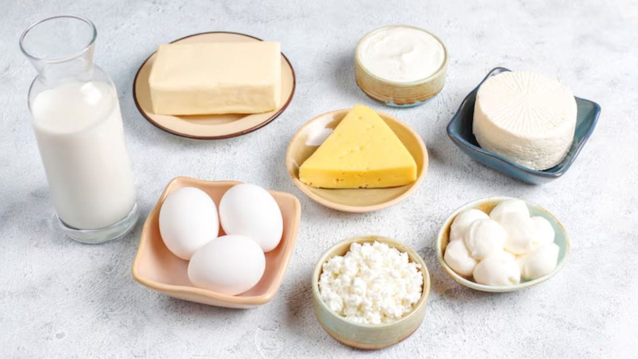 വെണ്ണ, ചീസ്, തൈര് തുടങ്ങിയ പാലുൽപ്പന്നങ്ങളും ഫ്രിഡ്ജിന്റെ വാതിലിൽ സൂക്ഷിക്കരുത്. വാതില്‍ തുറക്കുമ്പോള്‍ ഉണ്ടാകുന്ന താപനിലയിലെ ഏറ്റക്കുറച്ചിലുകള്‍ ഇവയുടെ രുചിയും ഘടനയുമെല്ലാം മാറ്റുന്നു. (Image Credits: Freepik)
