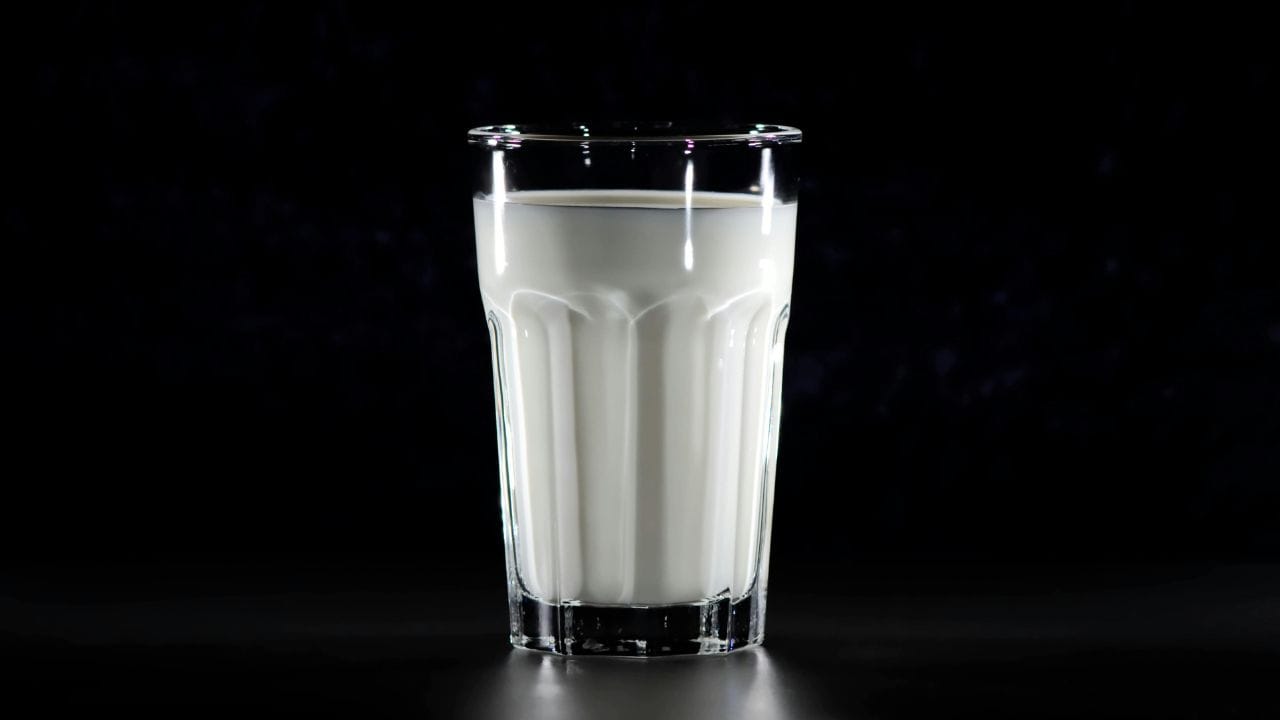 പാല് സാധാരണയായി ഫ്രിഡ്ജിന്റെ വാതിലിലാണ് വെക്കാറുള്ളത്. എന്നാൽ, ഓരോ തവണ ഫ്രിഡ്ജിന്റെ വാതില്‍ തുറക്കുമ്പോഴും താപനിലയിൽ വ്യത്യാസം ഉണ്ടാകുമെന്നതിനാൽ പാല് പെട്ടെന്ന് കേടുവരാൻ സാധ്യത ഉണ്ട്. (Image Credits: Pexels)
