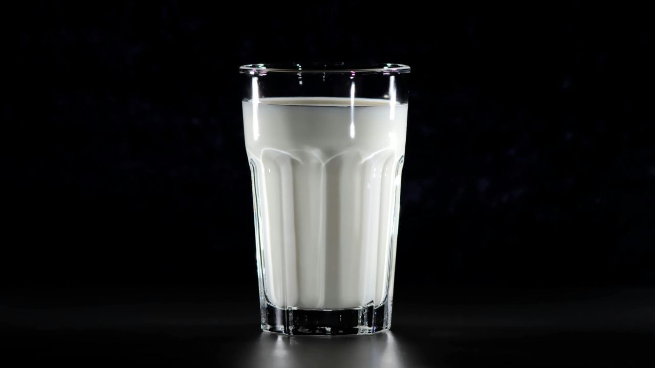 പാല് സാധാരണയായി ഫ്രിഡ്ജിന്റെ വാതിലിലാണ് വെക്കാറുള്ളത്. എന്നാൽ, ഓരോ തവണ ഫ്രിഡ്ജിന്റെ വാതില്‍ തുറക്കുമ്പോഴും താപനിലയിൽ വ്യത്യാസം ഉണ്ടാകുമെന്നതിനാൽ പാല് പെട്ടെന്ന് കേടുവരാൻ സാധ്യത ഉണ്ട്. (Image Credits: Pexels)