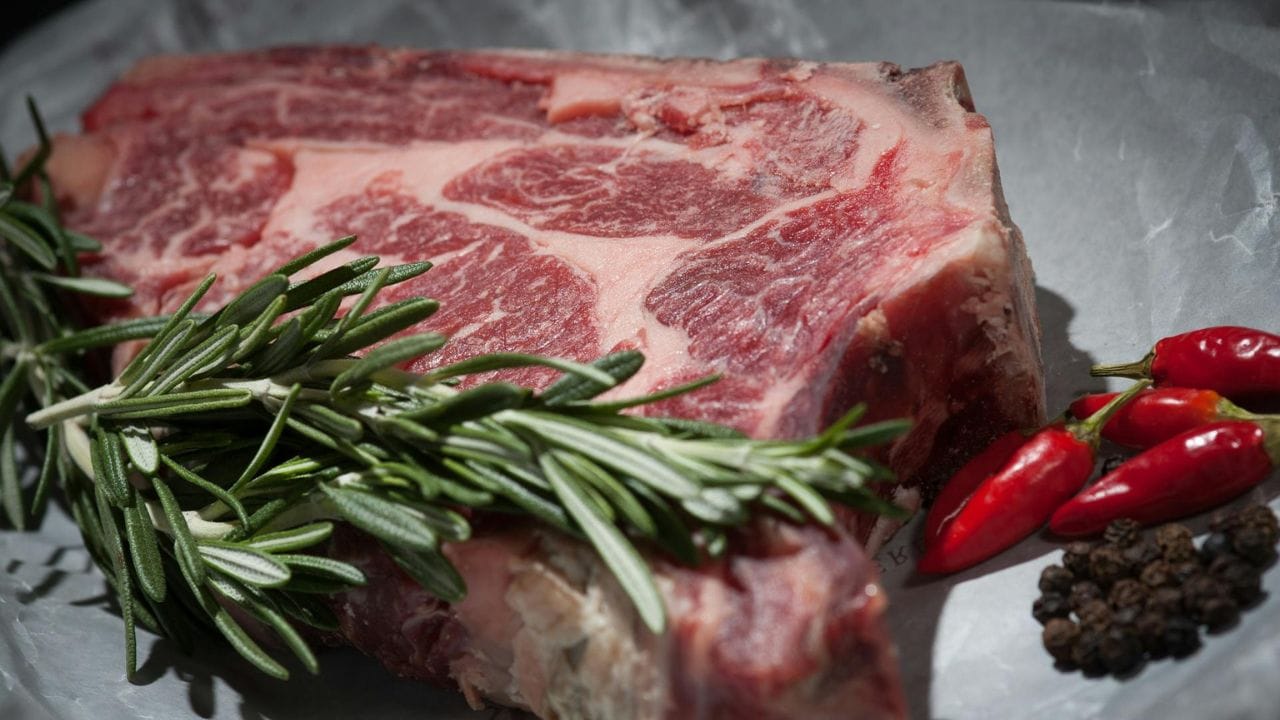 മാംസം ഒരിക്കലും ഫ്രിഡ്ജിന്റെ ഡോറിൽ സൂക്ഷിക്കരുത്. ബാക്റ്റീരിയയുടെ വളർച്ച തടയാൻ എപ്പോഴും തണുപ്പുള്ള അന്തരീക്ഷം ആവശ്യമാണ്. അതിനാൽ, ഫ്രിഡ്ജിന്റെ ഡോറിൽ സൂക്ഷിക്കുമ്പോൾ മാസം പെട്ടെന്ന് കേടാകാനും ഭക്ഷ്യവിഷബാധ ഉണ്ടാകാനും സാധ്യതയുണ്ട്. (Image Credits: Pexels)
