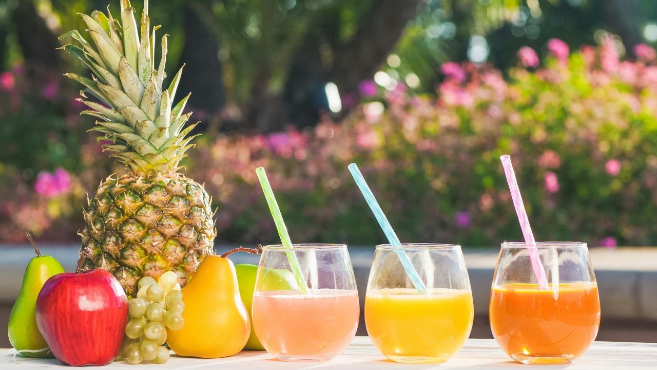 ജ്യൂസ് ഫ്രിഡ്ജിന്റെ വാതിലിൽ സൂക്ഷിച്ചാൽ അത് പെട്ടെന്ന് പുളിക്കാൻ സാധ്യത ഉണ്ട്. അതിനാൽ, ജ്യൂസിന്റെ രുചിയും പുതുമയും നിലനിർത്താൻ എപ്പോഴും ഫ്രിഡ്ജിന്റെ മറ്റ് അറകളിൽ സൂക്ഷിക്കുന്നതാണ് നല്ലത്. (Image Credits: Pexels)