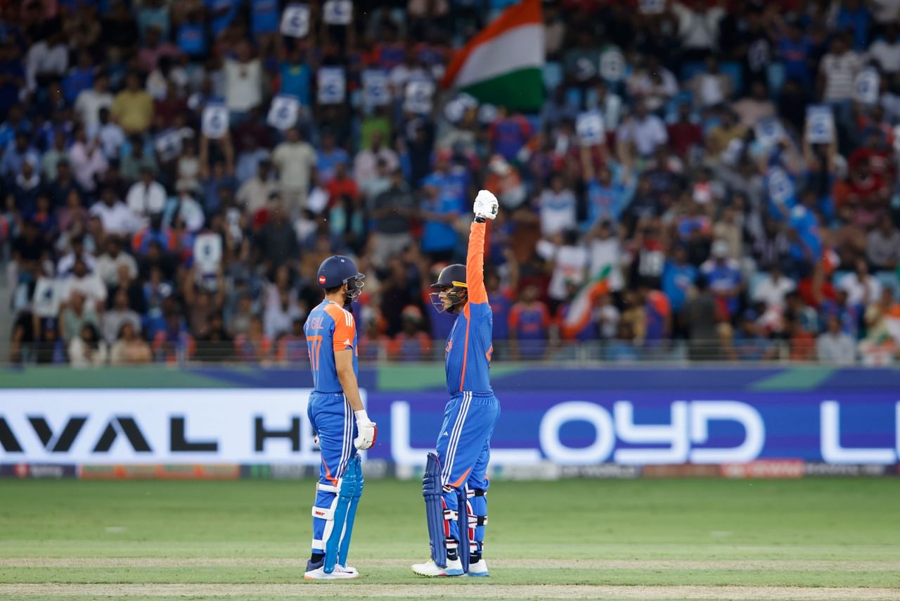 അഭിഷേക് ശർമ്മ, ശുഭ്മൻ ഗിൽ, സൂര്യകുമാർ യാദവ്, തിലക് വർമ്മ, സഞ്ജു സാംസൺ, ശിവം ദുബെ, ഹാർദിക് പാണ്ഡ്യ, അക്സർ പട്ടേൽ, കുൽദീപ് യാദവ്, ജസ്പ്രീത് ബുംറ, വരുൺ ചക്രവർത്തി എന്നതായിരുന്നു യുഎഇക്കെതിരായ ആദ്യ മത്സരത്തിൽ ഇന്ത്യയുടെ ഫൈനൽ ഇലവൻ.