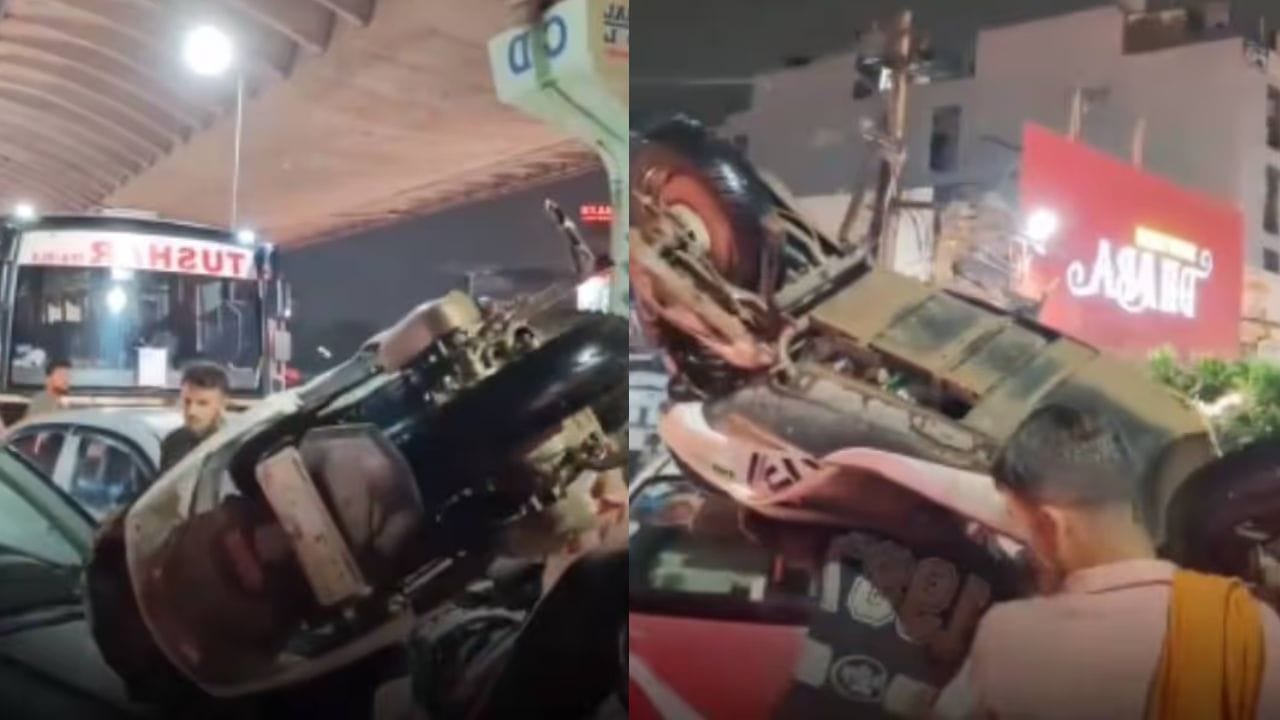 Viral Video: ‘ടൗണിൽ ബാഹുബലി ഇറങ്ങിയിട്ടുണ്ട്’; ഗതാ​ഗതക്കുരുക്കിൽ സ്‌കൂട്ടർ തോളിൽ ചുമന്ന് യുവാക്കൾ, വൈറലായി വീഡിയോ