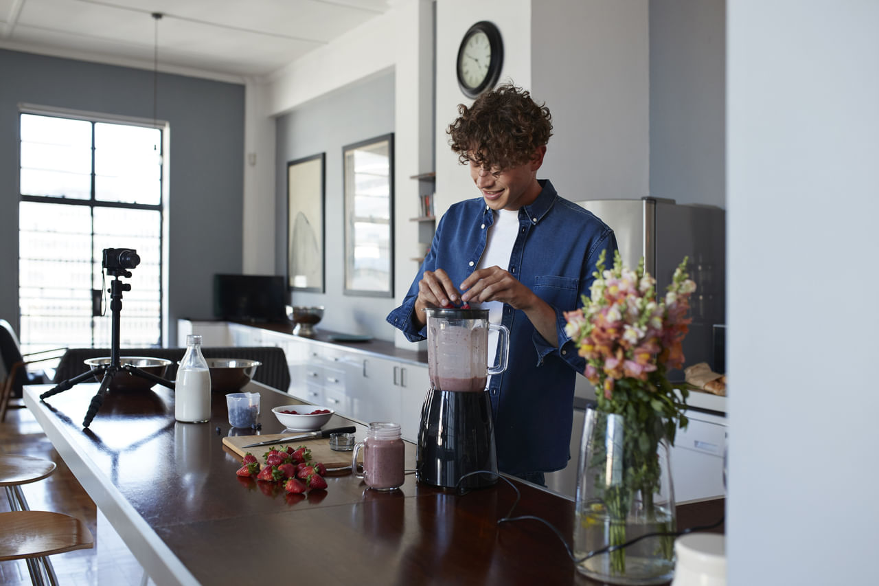 മിക്സി കേടാകുന്നതിൽ ഏറ്റവും കൂടുതൽ കാരണമാകുന്നത് കുത്തിനിറച്ച് അരയ്ക്കുന്നതാണ്. ഒരു ജാറിൽ കൊള്ളുന്നതിനും അപ്പുറം നിറയ്ക്കുന്നത് മിക്സിയുടെ മോട്ടർ കൂടുതൽ പ്രവർത്തിക്കാൻ കാരണമാകുന്നു. കാലക്രമേണ ബ്ലേഡുകൾക്ക് മൂർച്ച കുറവ്, ചൂടാവുക തുടങ്ങിയ പ്രശ്നങ്ങൾക്ക് ഈ രീതി കാരണമാകും. സമയമെടുത്ത് കുറച്ച് കുറച്ചായി അരച്ചെടുക്കുക. (Image Credits: Getty Images)