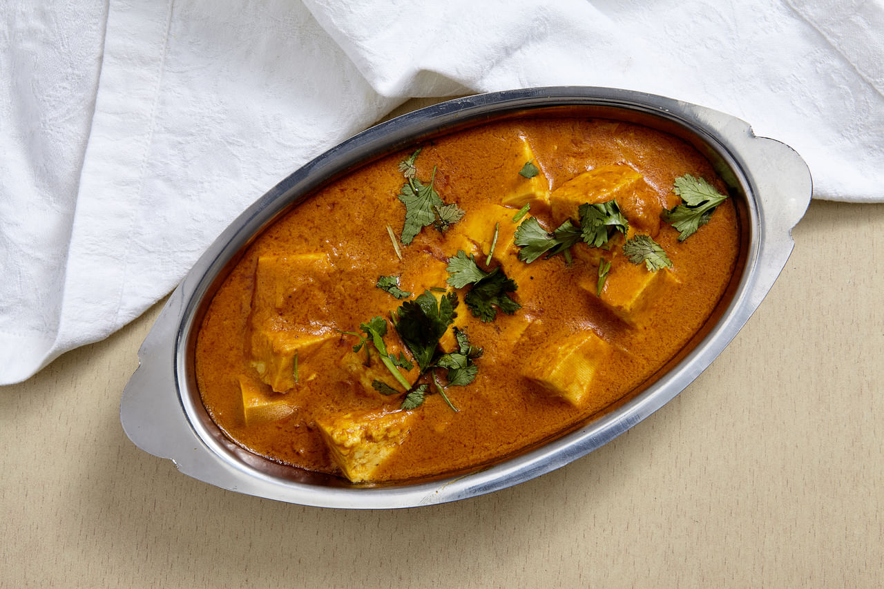 കാൽസ്യവും ഫോസ്ഫറസും പനീറിൽ ധാരാളം ഉള്ളതിനാൽ എല്ലുകളുടെയും പല്ലുകളുടെയും വളർച്ചയ്ക്ക് ഇവ ​ഗുണം ചെയ്യും. എങ്കിലും പനീർ കഴിക്കുമ്പോൾ എപ്പോഴും പച്ചക്കറികൾ ഒപ്പം കഴിക്കാൻ ശ്രദ്ധിക്കണം. പനീർ വറുത്ത് കഴിക്കുന്നത് പൂർണമായും ഒഴിവാക്കണം. ഇത് നിങ്ങളുടെ ആരോ​ഗ്യത്തെ വളരെയധികം ബാധിക്കുന്നു. (Image Credits: Getty Images)