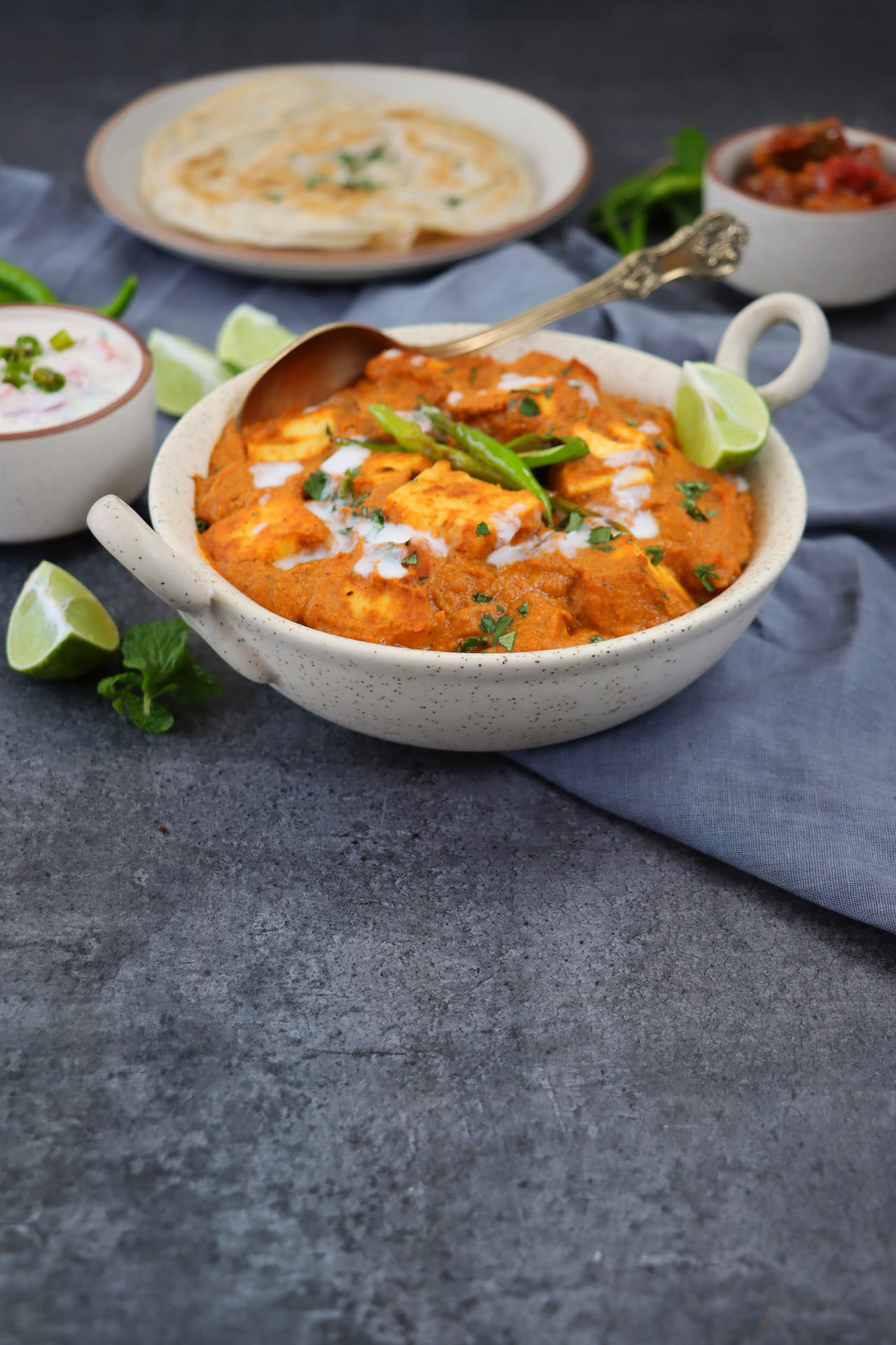 സസ്യാഹാരികളായ എല്ലാവരുടെയും ഭക്ഷണക്രമത്തിലെ പ്രധാനിയാണ് പനീർ. പാലിൽ നിന്നുണ്ടാക്കുന്ന ഉപോത്പന്നമായ പനീറിൽ പ്രോട്ടീനും വൈറ്റമിനുകളും ധാതുക്കളും ധാരാളം അടങ്ങിയിരിക്കുന്നു. എന്നാൽ ദിവസവും പനീർ കഴിക്കുന്നത് നല്ലതാണോ? ഒരാഴ്ച്ച നിങ്ങൾ തുടർച്ചയായി പനീർ കഴിക്കുമ്പോൾ ശരീരത്തിലുണ്ടാകുന്ന മാറ്റങ്ങൾ എന്തെല്ലാമെന്ന് നോക്കാം. (Image Credits: Getty Images)
