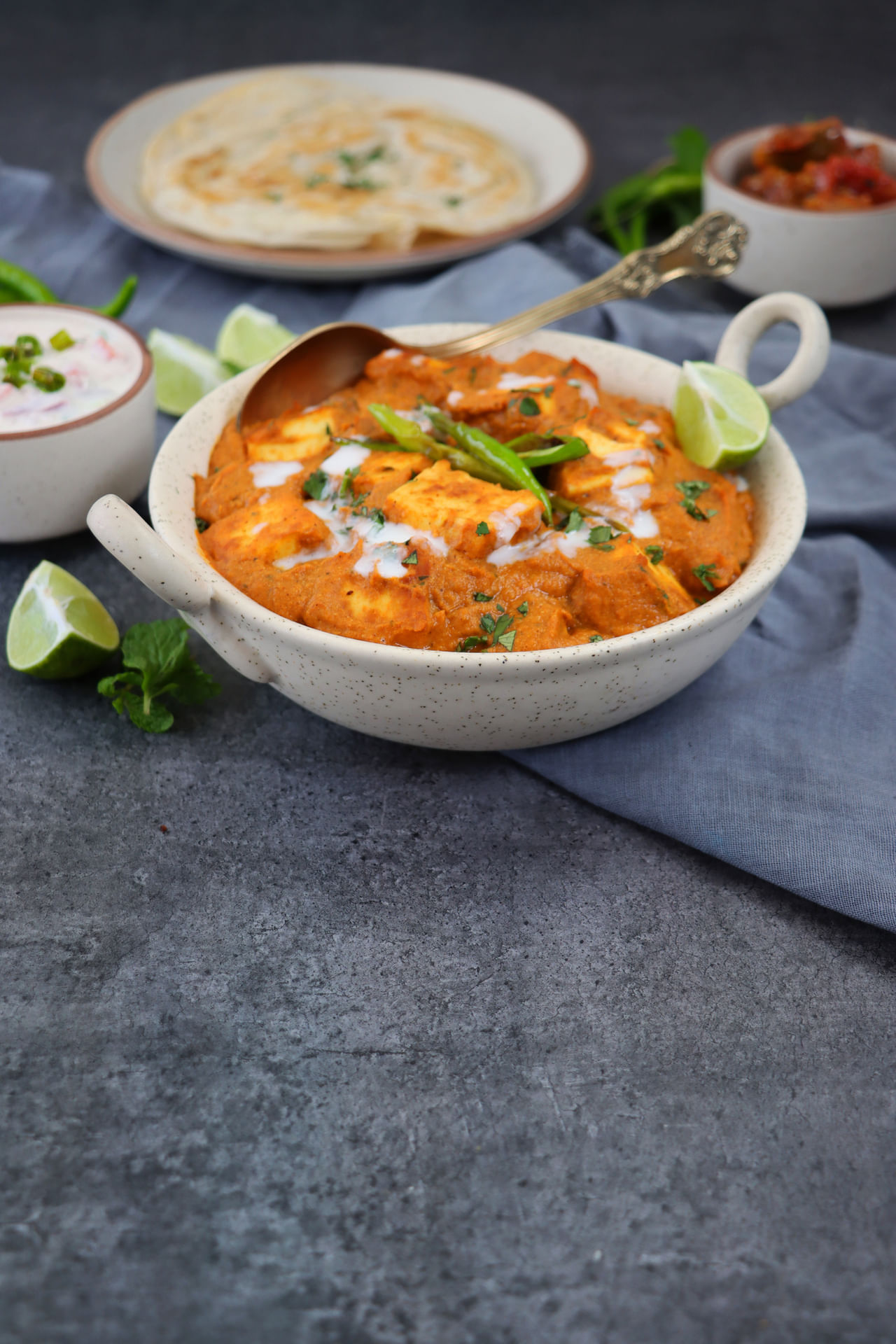 സസ്യാഹാരികളായ എല്ലാവരുടെയും ഭക്ഷണക്രമത്തിലെ പ്രധാനിയാണ് പനീർ. പാലിൽ നിന്നുണ്ടാക്കുന്ന ഉപോത്പന്നമായ പനീറിൽ പ്രോട്ടീനും വൈറ്റമിനുകളും ധാതുക്കളും ധാരാളം അടങ്ങിയിരിക്കുന്നു. എന്നാൽ ദിവസവും പനീർ കഴിക്കുന്നത് നല്ലതാണോ? ഒരാഴ്ച്ച നിങ്ങൾ തുടർച്ചയായി പനീർ കഴിക്കുമ്പോൾ ശരീരത്തിലുണ്ടാകുന്ന മാറ്റങ്ങൾ എന്തെല്ലാമെന്ന് നോക്കാം. (Image Credits: Getty Images)