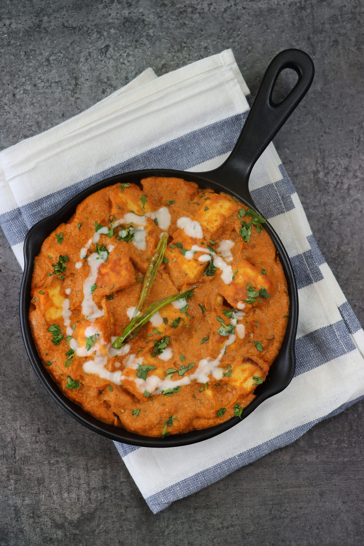 ചിലരിൽ ദിവസേന പനീർ കഴിക്കുന്നതിലൂടെ വീക്കം ഉണ്ടാകുന്നു. ഇത് ദഹനം, കരൾ, ഇൻസുലിൻ പ്രവർത്തനം എന്നിവയെ പോലും സമ്മർദ്ദത്തിലാക്കുന്നു. പ്രമേഹം, ഫാറ്റി ലിവർ, ഉയർന്ന കൊളസ്ട്രോൾ, പിസിഒഎസ് തുടങ്ങിയ ജീവിതശൈലി രോഗങ്ങളുള്ള ആളുകൾക്ക്, ദിവസവും പനീർ കഴിക്കുന്നത് കാര്യങ്ങൾ കൂടുതൽ വഷളാക്കിയേക്കാം. (Image Credits: Getty Images)
