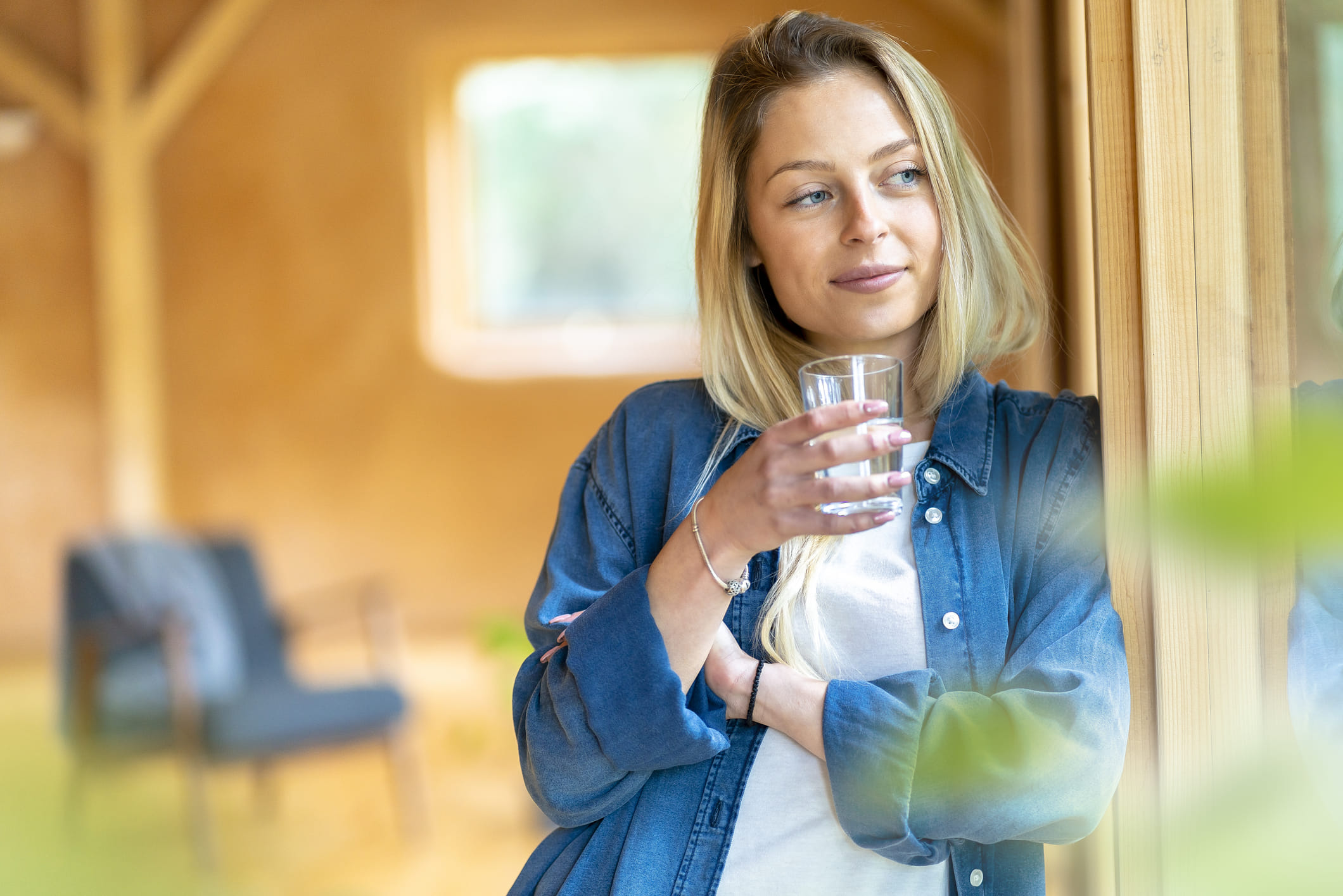 എന്നിരുന്നാലും, ഭക്ഷണത്തോടൊപ്പം വെള്ളം കുടിക്കേണ്ട രീതി മനസിലാക്കുന്നതിലൂടെ ആരോഗ്യ ഗുണങ്ങൾ ലഭിക്കും. വെള്ളം എപ്പോൾ കുടിക്കണമെന്ന് മനസ്സിലാക്കുന്നതിലൂടെ, ജലാംശം മെച്ചപ്പെടുത്താനും വിശപ്പ് നിയന്ത്രിക്കാനും ശരീരത്തെ ഊർജ്ജസ്വലമായി നിലനിർത്താനും സാധിക്കുന്നതാണ്. പുരാതന ഗ്രന്ഥങ്ങൾ അനുസരിച്ച്, ഒരു വ്യക്തിയുടെ ശരിയായ ദഹനത്തിനും ക്ഷേമത്തിനും വെള്ളം കുടിക്കുന്നതിന്റെ സമയം നിർണായകമാണെന്ന് പറയുന്നുണ്ട്. (Image Credits: GettyImages)
