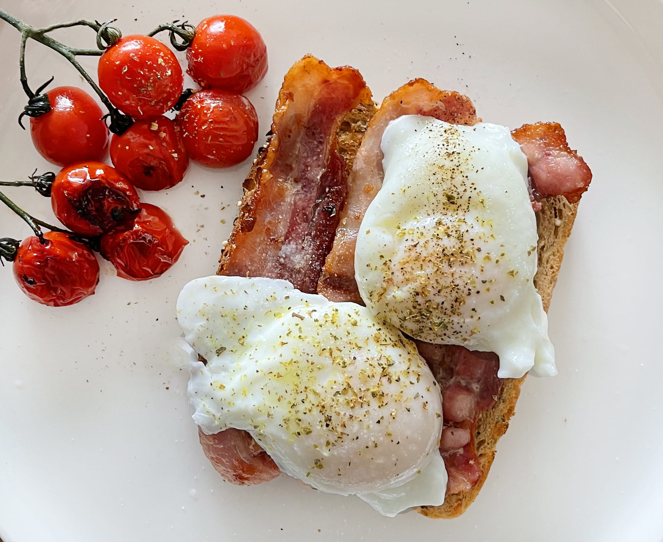 വാഴപ്പഴം: വാഴപ്പഴം പൊതുവെ ആരോഗ്യത്തിന് നല്ലതാണ്, പക്ഷേ വെറും വയറ്റിൽ കഴിക്കുന്നത് ദോഷകരമാകും. വാഴപ്പഴത്തിൽ മഗ്നീഷ്യം ധാരാളമായി അടങ്ങിയിട്ടുണ്ട്. ഇത് ശരീരത്തിലെ കാൽസ്യത്തിന്റെയും മഗ്നീഷ്യത്തിന്റെയും സന്തുലിതാവസ്ഥയെ തടസ്സപ്പെടുത്തുന്നു. കൂടാതെ വാഴപ്പഴം വെറും വയറ്റിൽ കഴിക്കുന്നത് ആമാശയത്തിലെ അസിഡിറ്റി വർദ്ധിപ്പിക്കുന്നതിനും ദഹനപ്രശ്നങ്ങൾക്കും കാരണമാക. (Image Credits: Getty Images)
