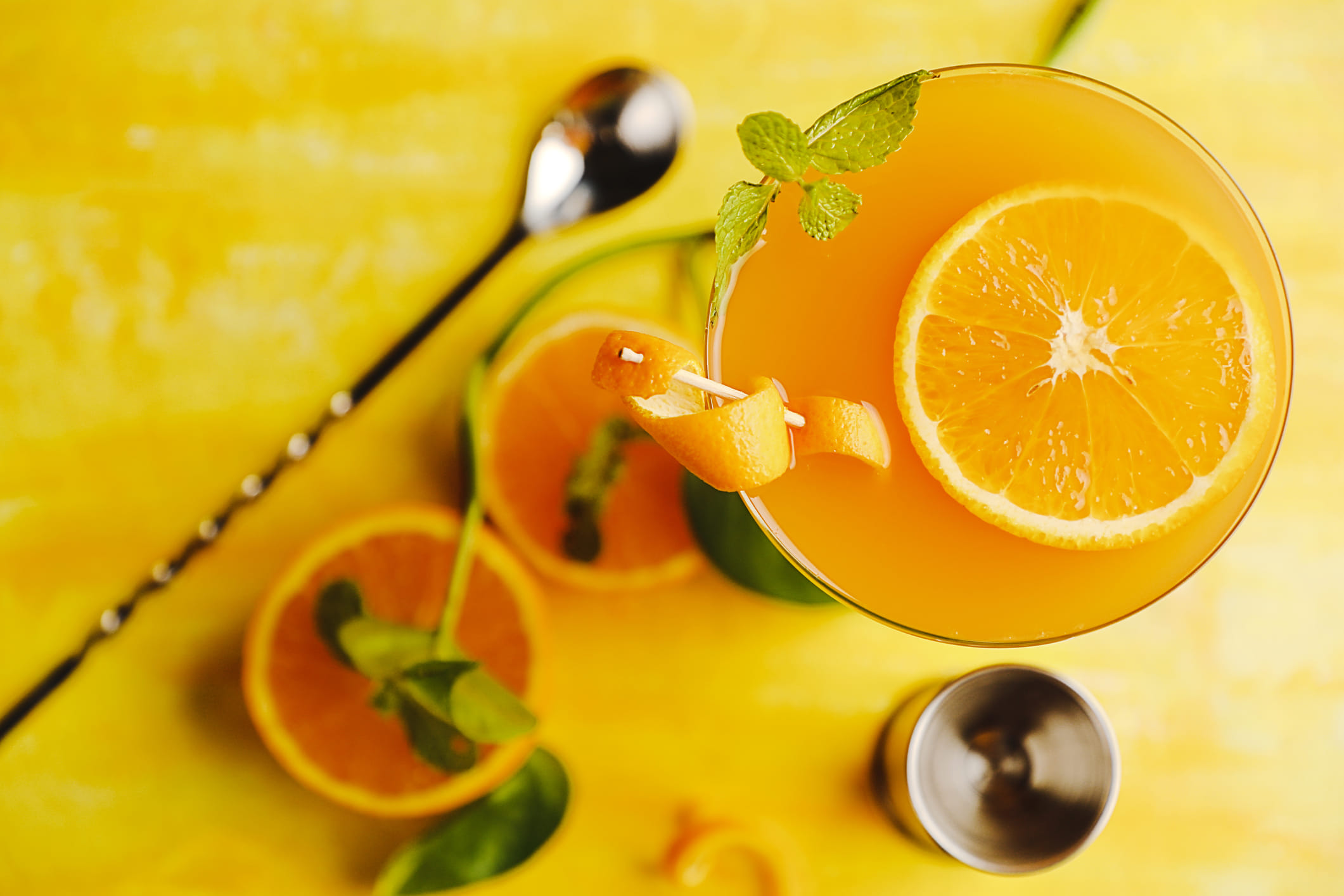 യുണൈറ്റഡ് സ്റ്റേറ്റ്സ് ഡിപ്പാർട്ട്മെന്റ് ഓഫ് അഗ്രികൾച്ചറിൻ്റെ (യുഎസ്ഡിഎ) റിപ്പോർട്ട് പ്രകാരം, ഒരു ഗ്ലാസ് ഓറഞ്ച് ജ്യൂസിൽ (ഏകദേശം 240 മില്ലി) ഏകദേശം 90 മില്ലിഗ്രാം വിറ്റാമിൻ സി അടങ്ങിയിട്ടുണ്ട്. ഇത് മുതിർന്നവർക്ക് ദിവസേന ആവശ്യമായ അളവാണ്. എന്നാൽ ഒരു നാരങ്ങയിൽ ഏകദേശം 30-40 മില്ലിഗ്രാം വരെ മാത്രമെ വിറ്റാമിൻ സി അടങ്ങിയിട്ടുള്ളൂ എന്നാണ് ഗവേഷണങ്ങൾ സൂചിപ്പിക്കുന്നത്. (Image Credits: Getty Images)
