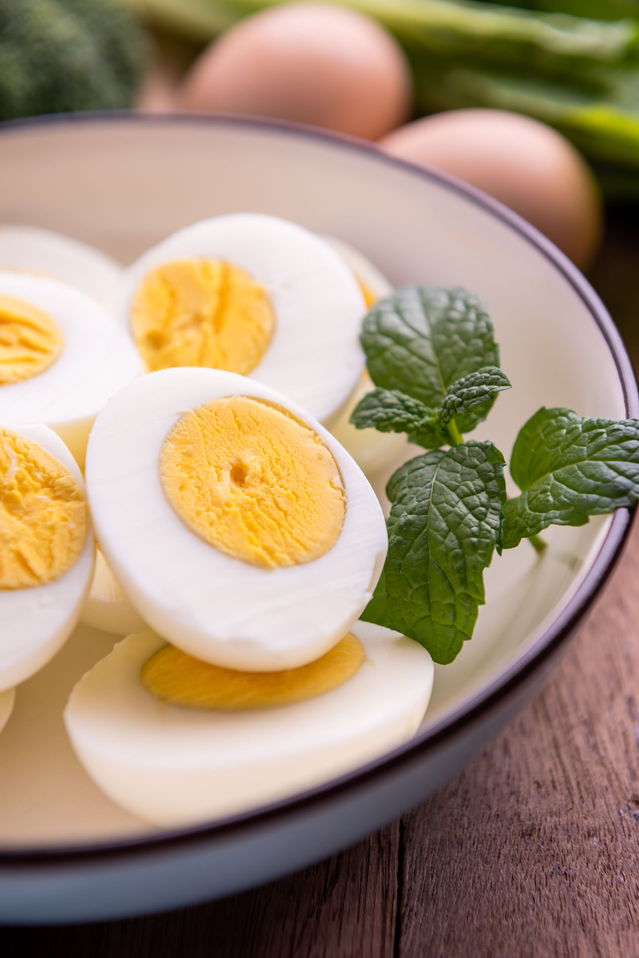 പേശികളുടെ ആരോ​ഗ്യത്തിനും ഊർജ്ജത്തിനും ആവശ്യമായ എല്ലാ  പ്രോട്ടീനും പുഴുങ്ങിയ മുട്ടയിൽ നിന്ന് ലഭിക്കുന്നു. വിറ്റാമിനുകളായ ബി 12, ഡി, സെലിനിയം പോലുള്ള ധാതുക്കളുടെ മികച്ച  ഉറവിടമാണ് പുഴുങ്ങിയ മുട്ട. തലച്ചോറിന്റെ ആരോഗ്യത്തിന് അത്യാവശ്യമായ കോളിൻ ഇതിൽ അടങ്ങിയിട്ടുണ്ട്. ശരീരഭാരം നിയന്ത്രിക്കാൻ ആ​ഗ്രഹിക്കുന്നവർക്ക് ഏറ്റവും നല്ല ആഹാരമാണ് മുട്ട. (Image Credits: Gettyimages)