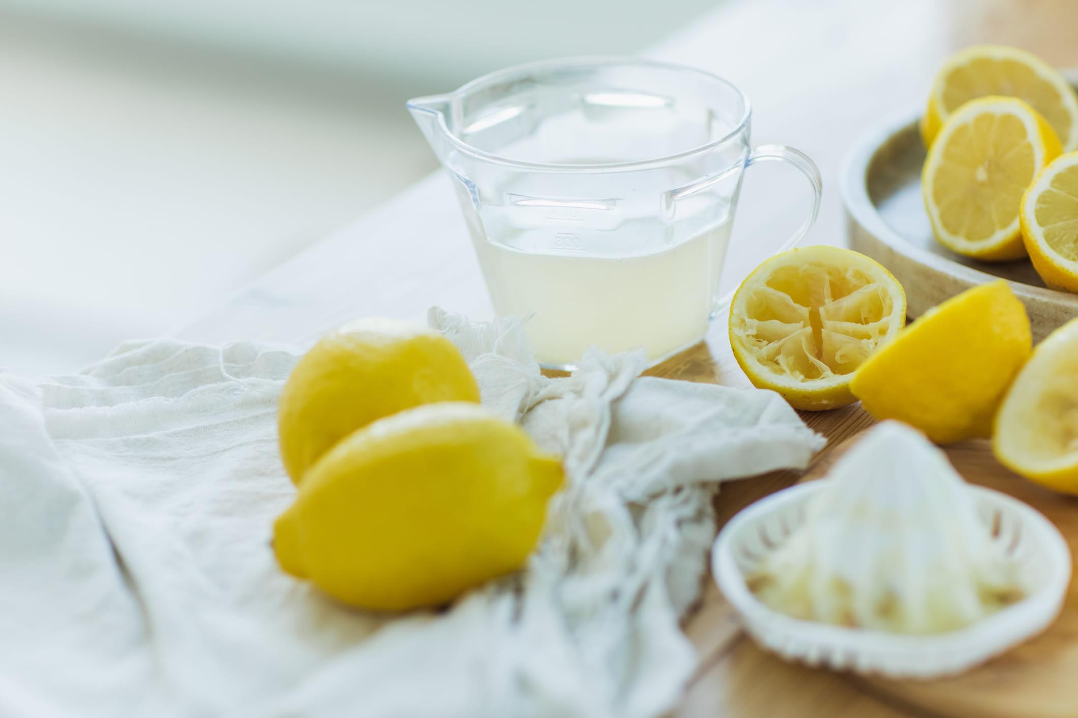 നാരങ്ങയിലാകട്ടെ പോളിഫെനോളുകൾ അടങ്ങിയിട്ടുണ്ട്. അവ പ്രതിരോധശേഷിയെ പിന്തുണയ്ക്കുന്ന പ്രധാന ഘടകമാണ്. കൂടാതെ ആൻറി ബാക്ടീരിയൽ ഗുണങ്ങളുമുണ്ട്. അതുകൊണ്ട് തന്നെ അണുബാധകളെ അകറ്റി നിർത്താൻ സഹായിക്കുന്നു. രണ്ടും നിങ്ങളുടെ ശരീരത്തിലെ അണുബാധകളെയും വീക്കത്തെയും ചെറുക്കാൻ സഹായിക്കുന്നവയാണ്. എന്നാൽ ഓറഞ്ച് ജ്യൂസാണ് കൂടുതൽ കാര്യക്ഷമമായി പ്രവർത്തിക്കുന്നതെന്ന് മാത്രം. (Image Credits: Getty Images)
