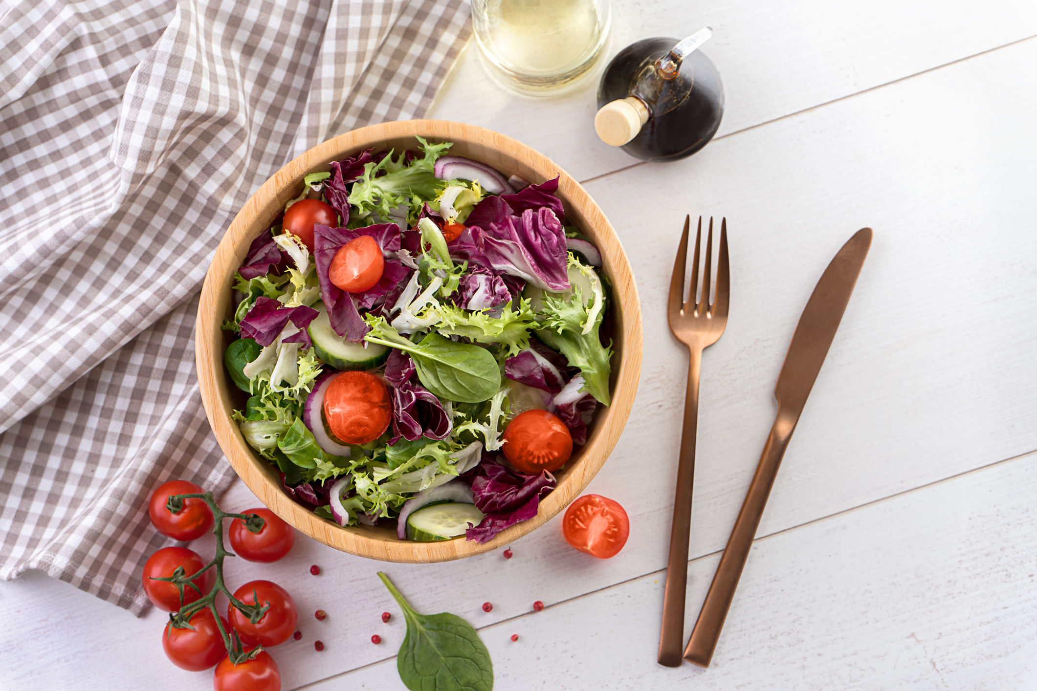 നവരാത്രി വ്രതം ആരംഭിച്ചു കഴിഞ്ഞു. ഭക്ഷണക്രമത്തിൽ വലിയ മാറ്റങ്ങൾ വരുത്തിയാണ് പലരും നവരാത്രി വ്രതം അനുഷ്ടിക്കുന്നത്. എന്നാൽ തെറ്റായ ഭക്ഷണ രീതിയാണ് നിങ്ങൾ തിരഞ്ഞെടുക്കുന്നതെങ്കിൽ വലിയ പ്രത്യാഘാതങ്ങൾ നേരിടേണ്ടി വന്നേക്കാം. കാരണം ഇത് കുടലിനെയാണ് ഏറ്റവും കൂടുതൽ ബാധിക്കുന്നത്. അതുമൂലം ദഹനക്കേടും അസിഡിറ്റിയും മറ്റ് അസ്വസ്ഥതകളും അനുഭവപ്പെട്ടേക്കാം. (Image Credits: Getty Images)
